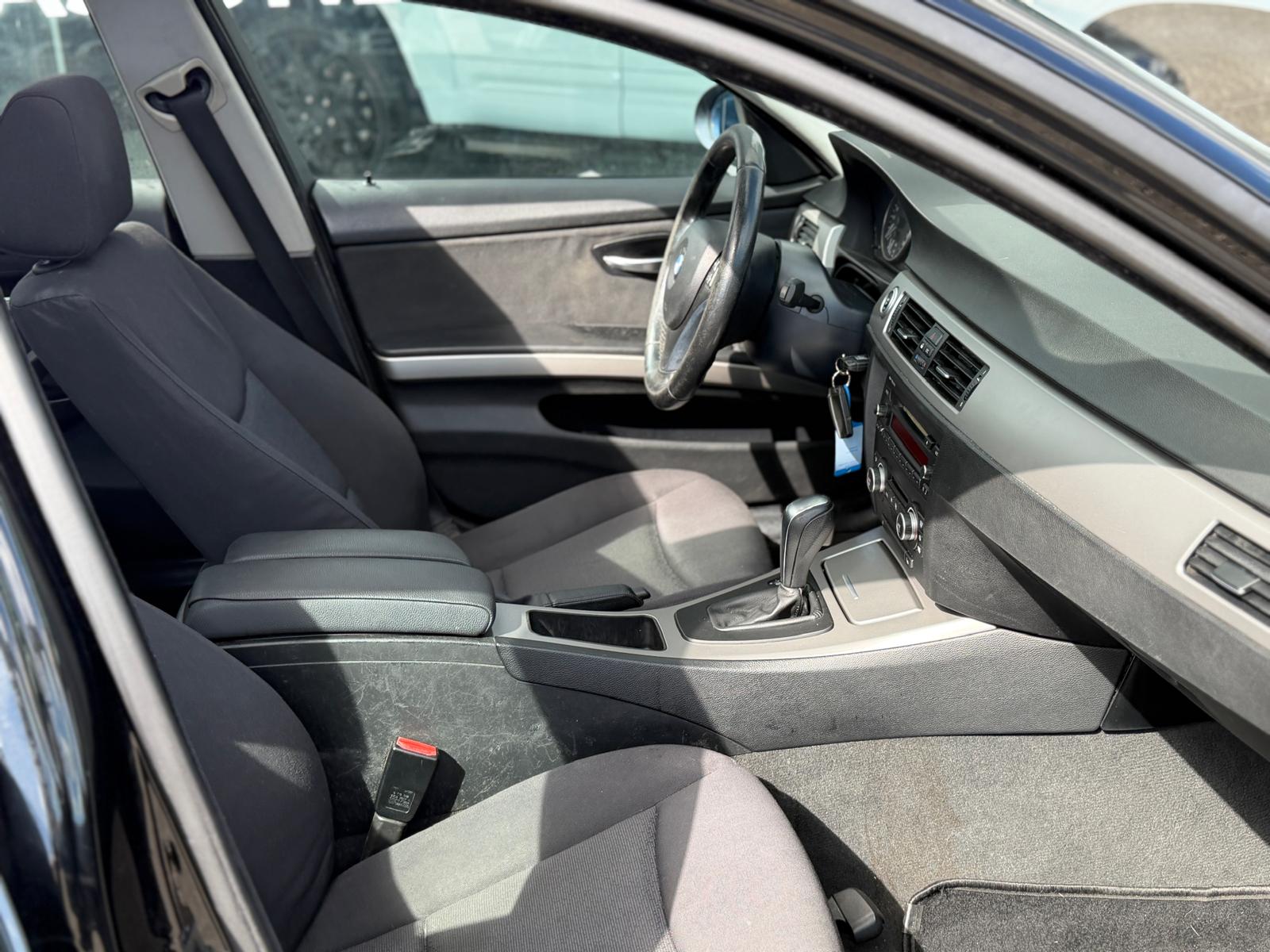 BMW 320i-image-10