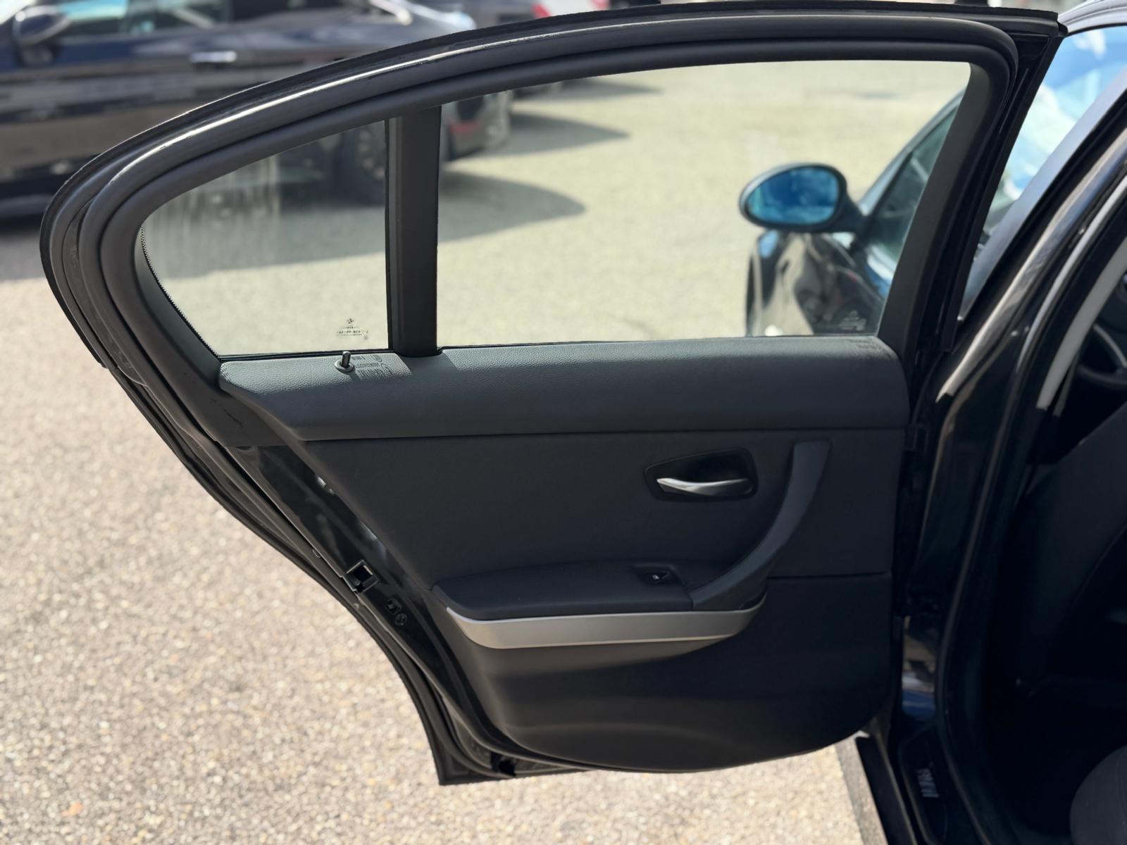 BMW 320i-image-11