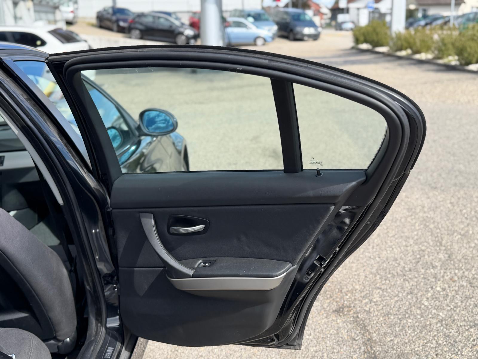 BMW 320i-image-13