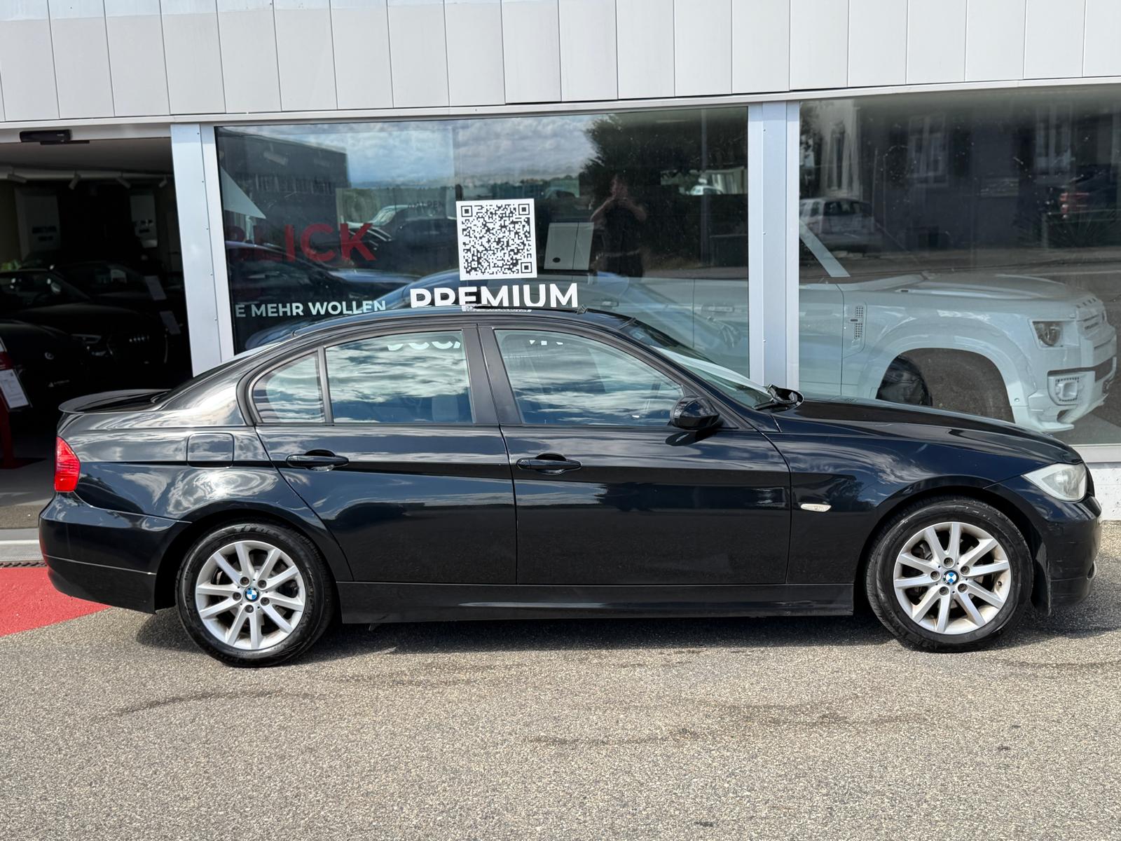 BMW 320i-image-3