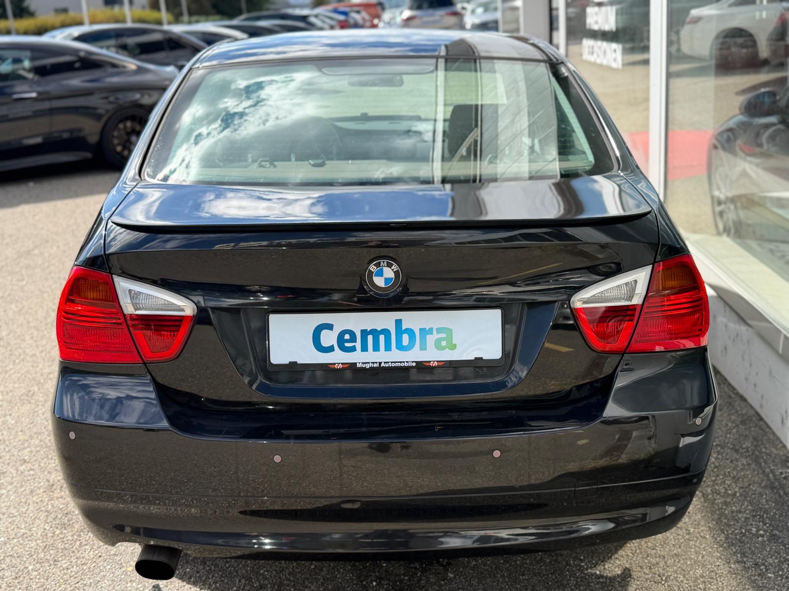 BMW 320i-image-4