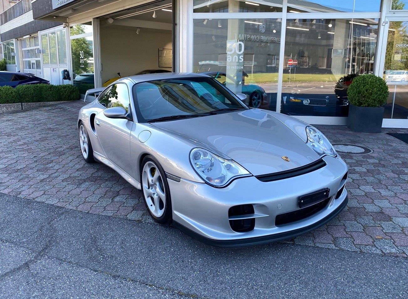 PORSCHE 911 GT2-showroom-element-1