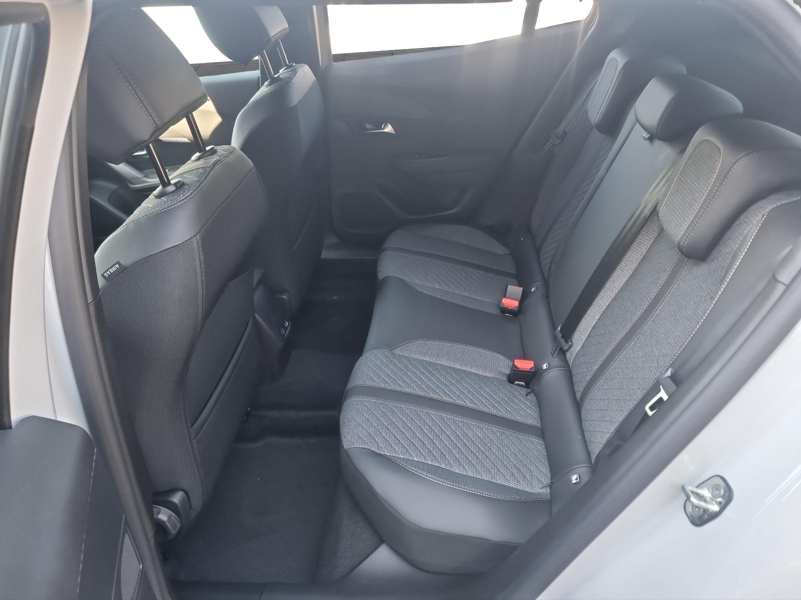 PEUGEOT 2008 1.2 PureTech 130 Allure Premium-image-11