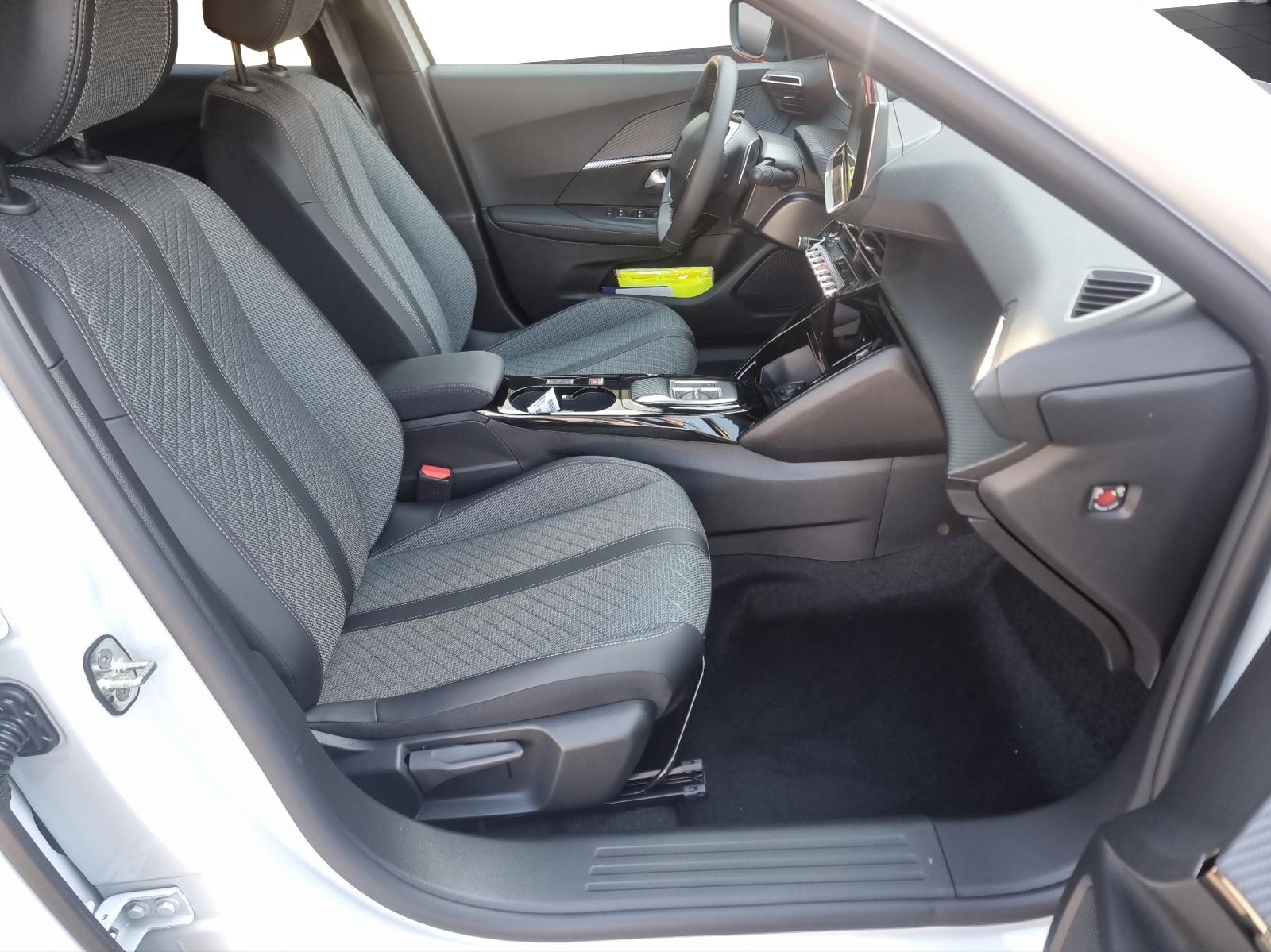 PEUGEOT 2008 1.2 PureTech 130 Allure Premium-image-10