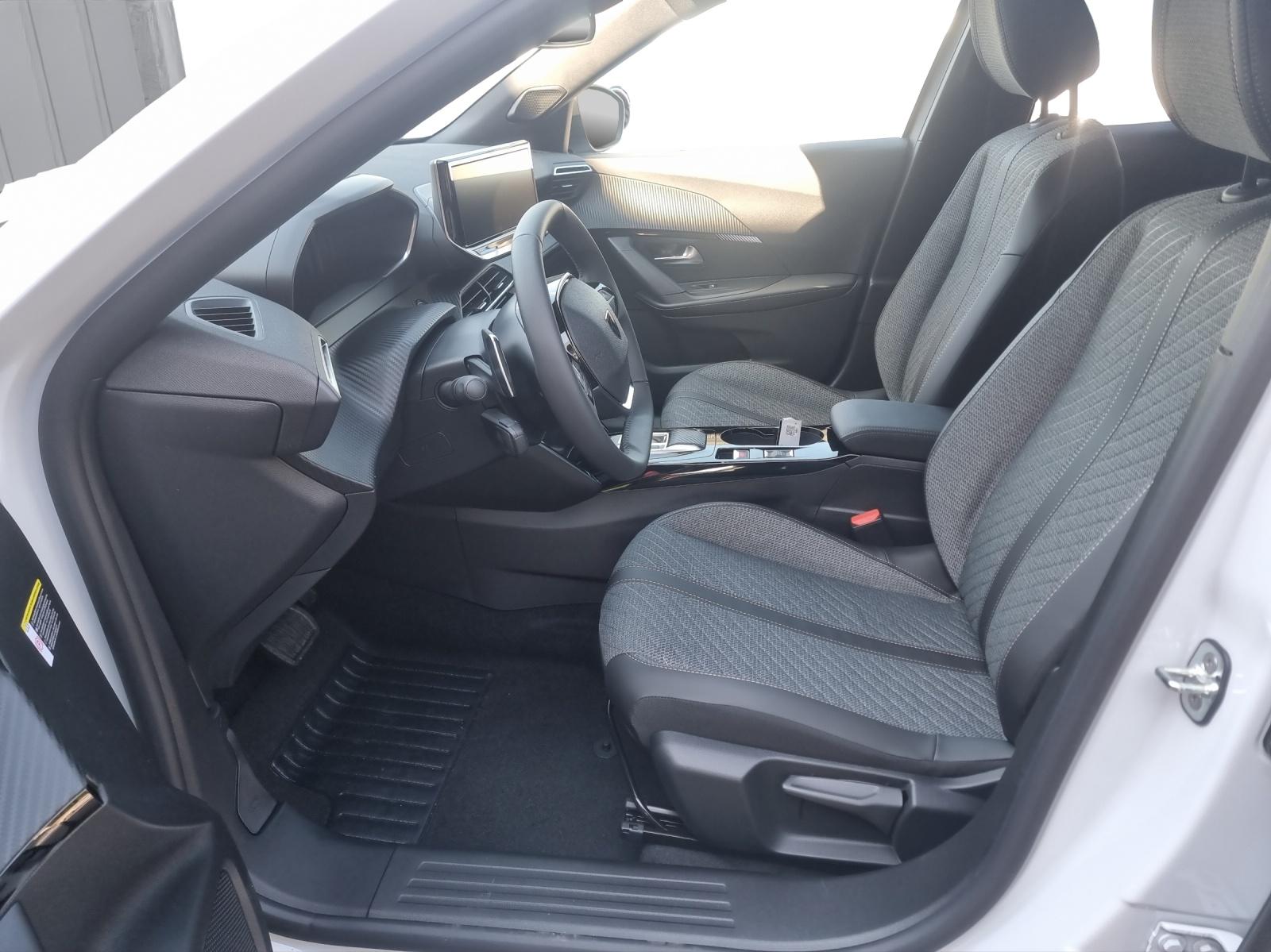 PEUGEOT 2008 1.2 PureTech 130 Allure Premium-image-9