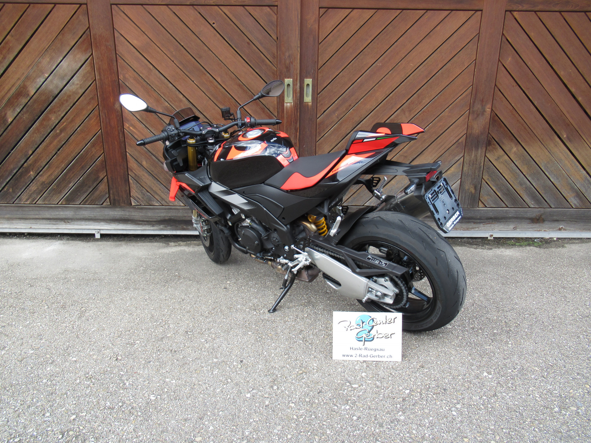 APRILIA Tuono V4 1100 Factory-image-3