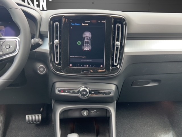 VOLVO XC40 2.0 B3 MH Plus Dark-image-12