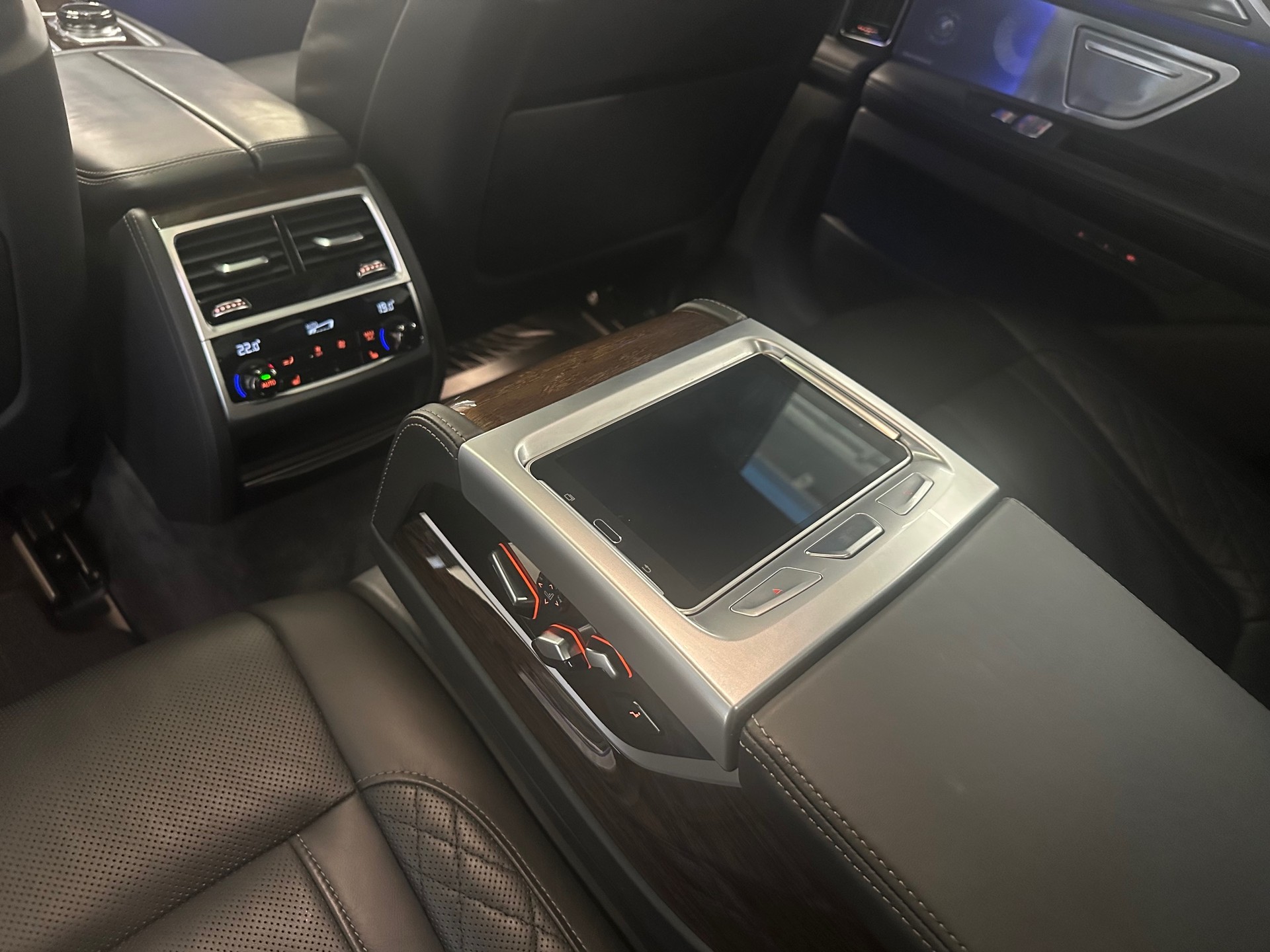 BMW 750i xDrive Steptronic-image-15