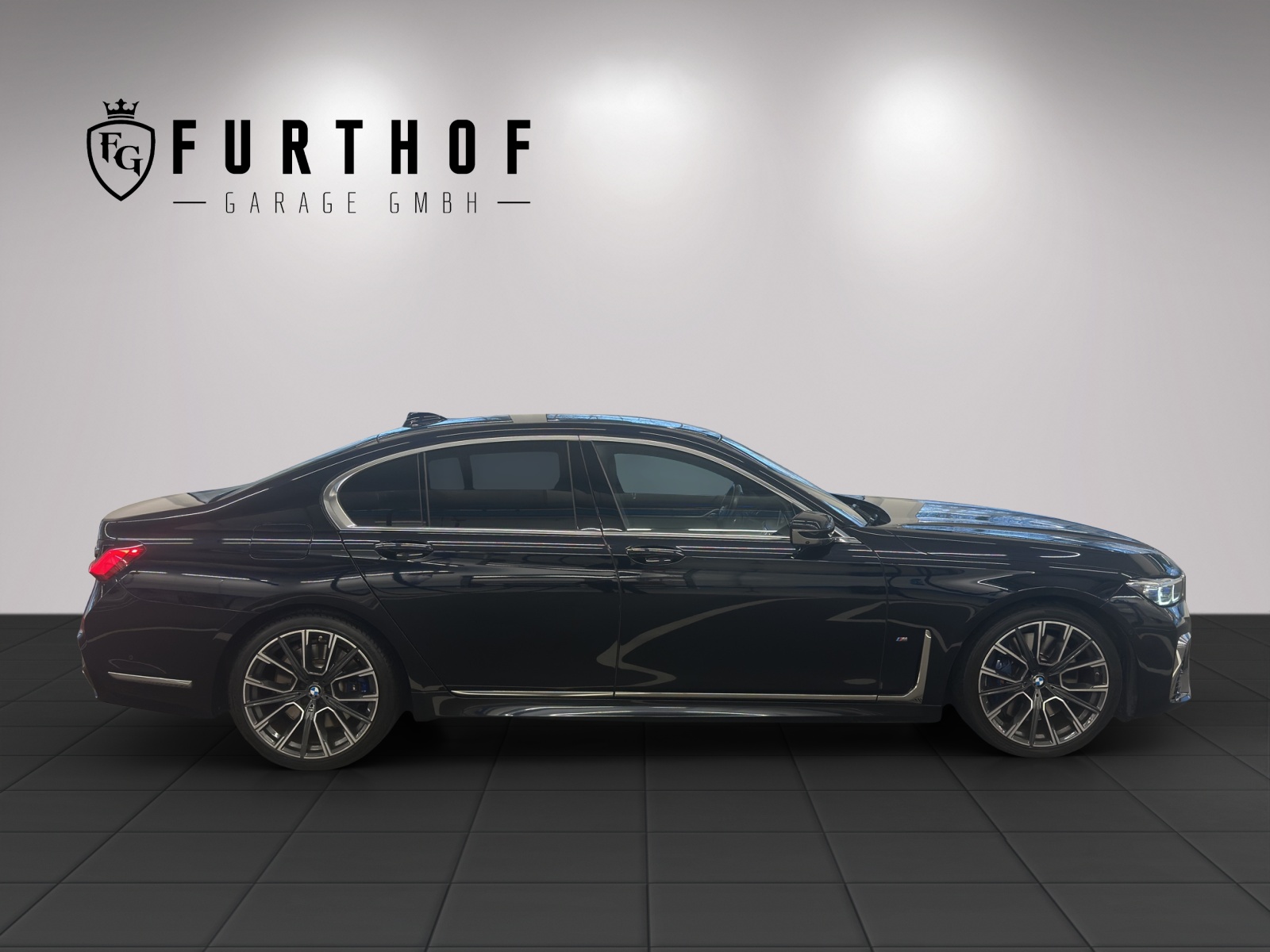 BMW 750i xDrive Steptronic-showroom-element-3