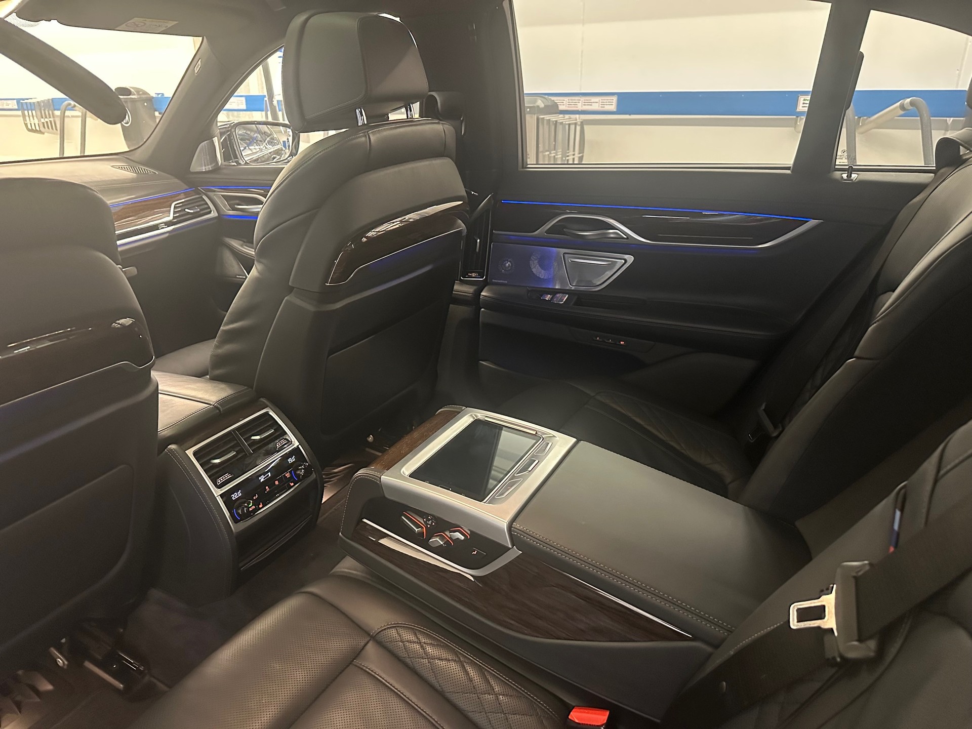 BMW 750i xDrive Steptronic-image-14