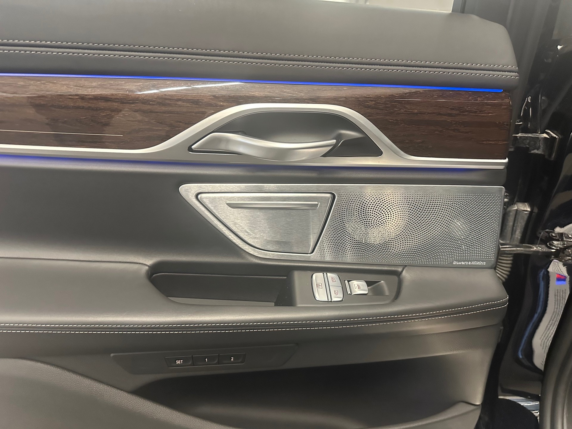 BMW 750i xDrive Steptronic-image-16