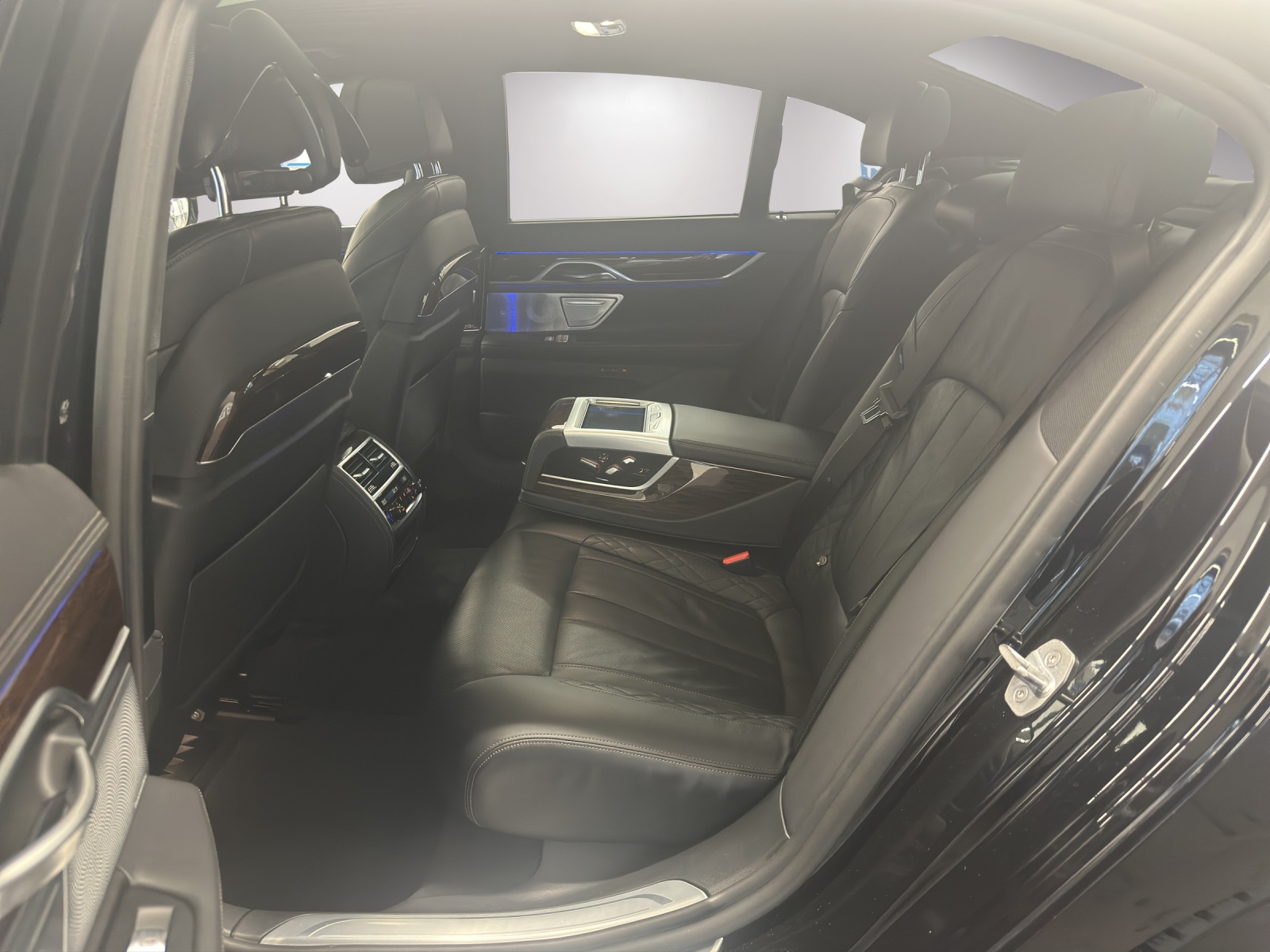 BMW 750i xDrive Steptronic-image-13