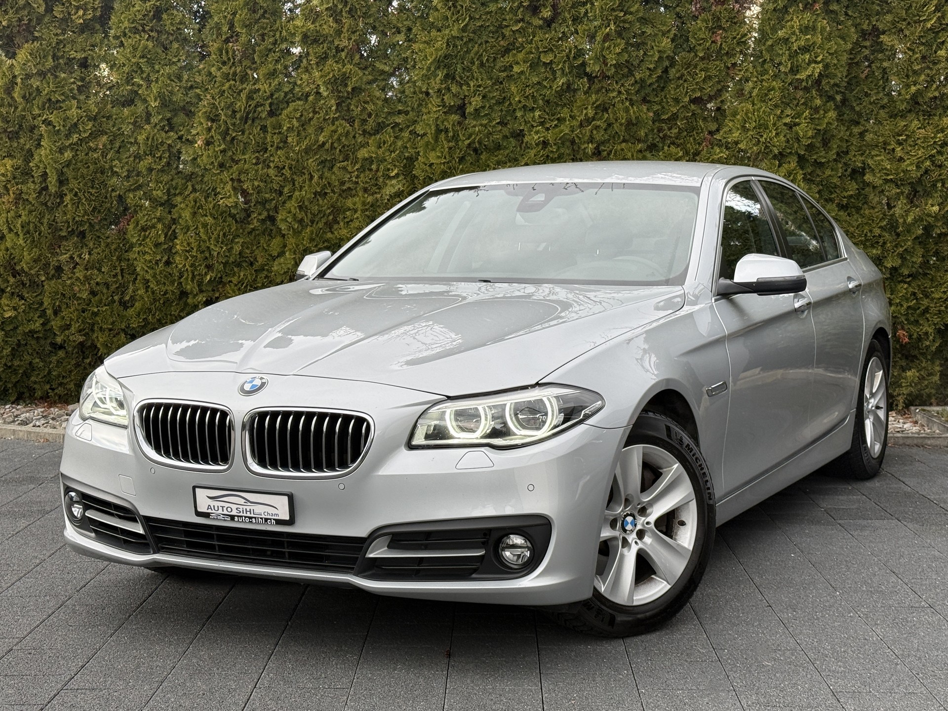 BMW 528i xDrive Steptronic-showroom-element-1