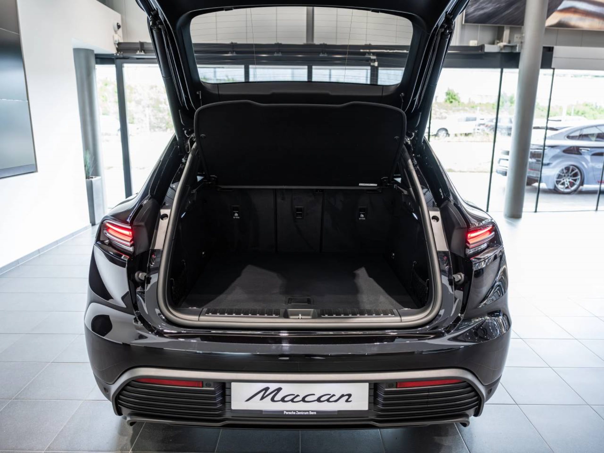 PORSCHE Macan-image-6