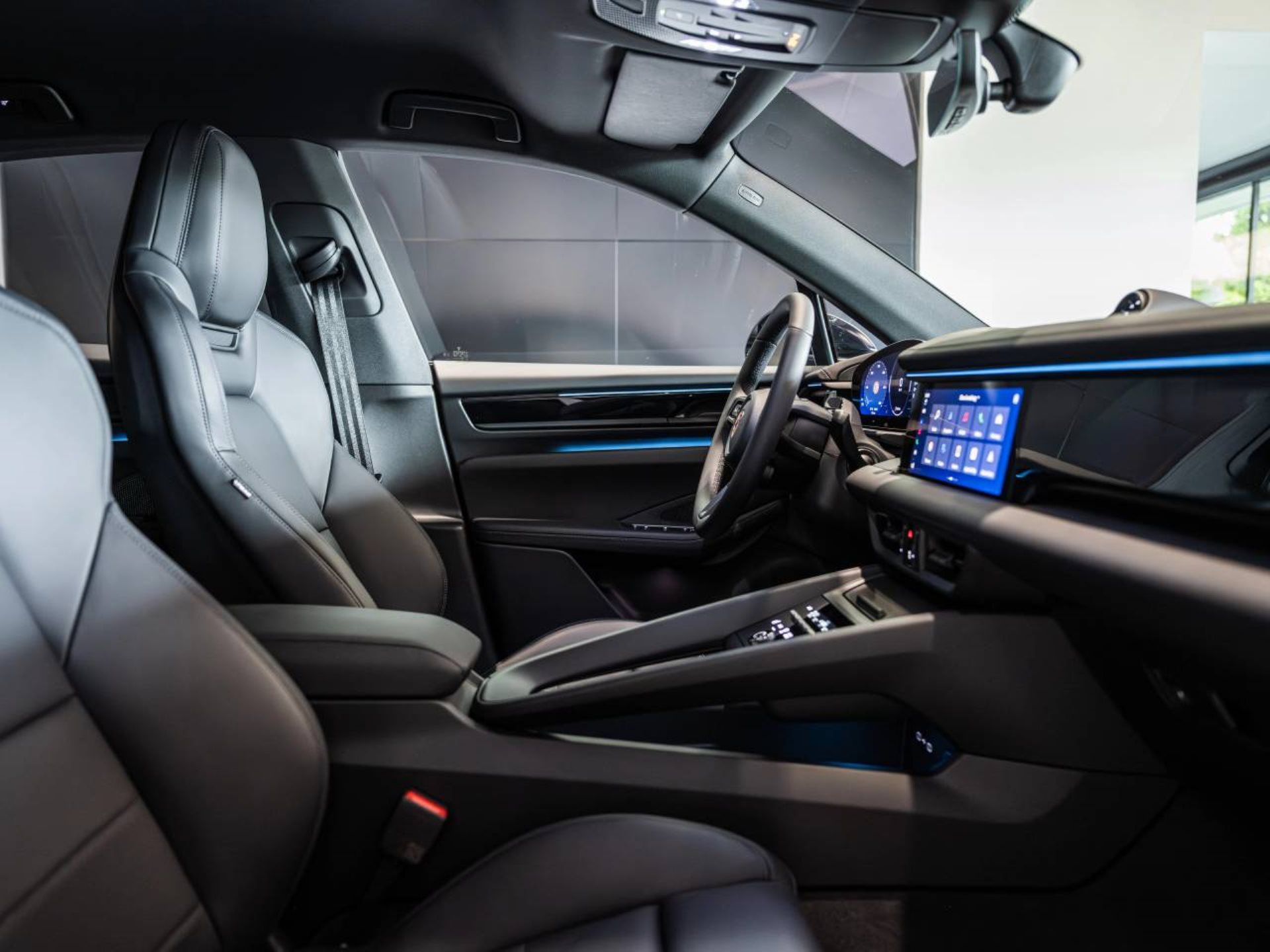 PORSCHE Macan-image-18
