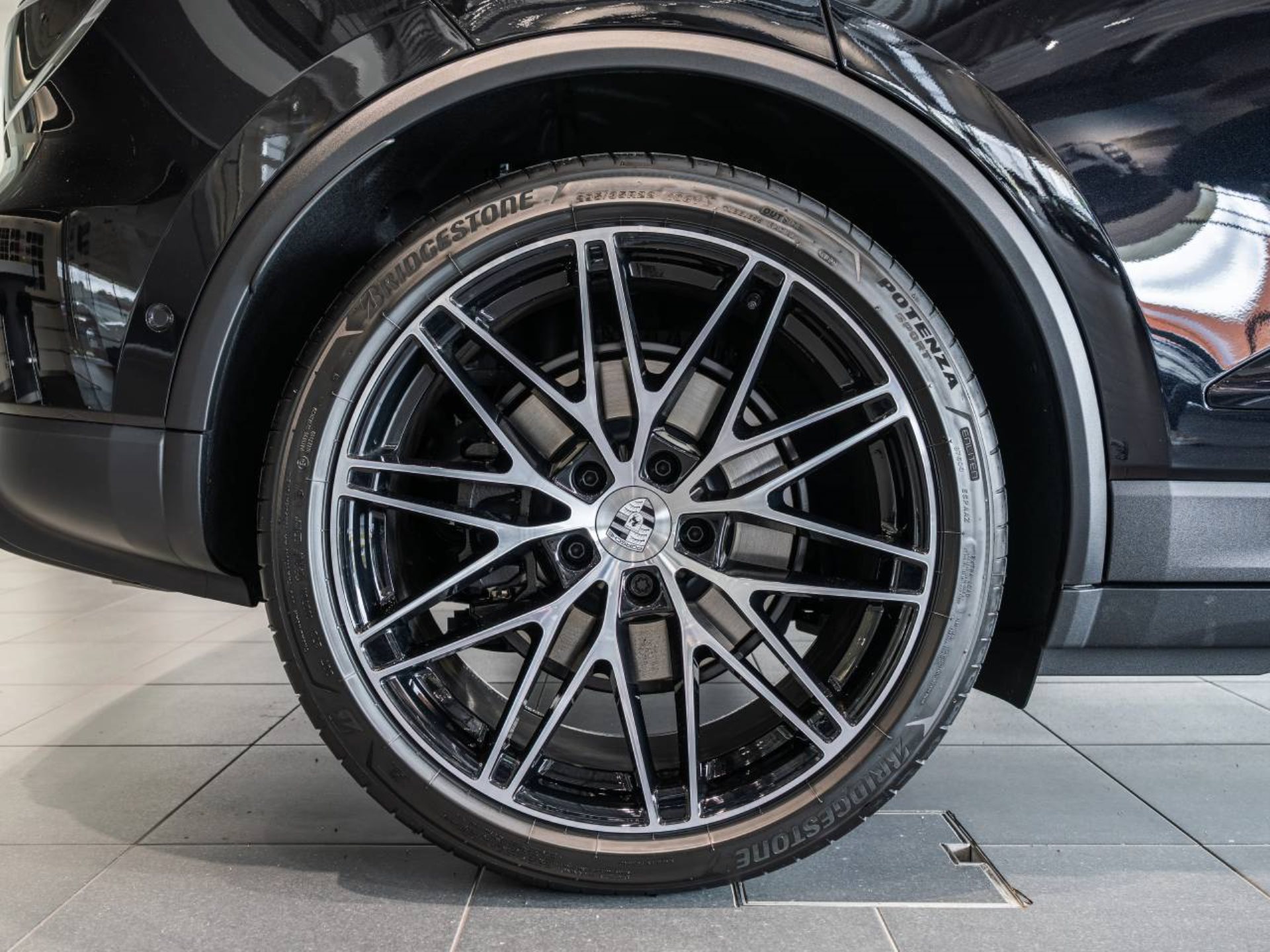 PORSCHE Macan-image-31