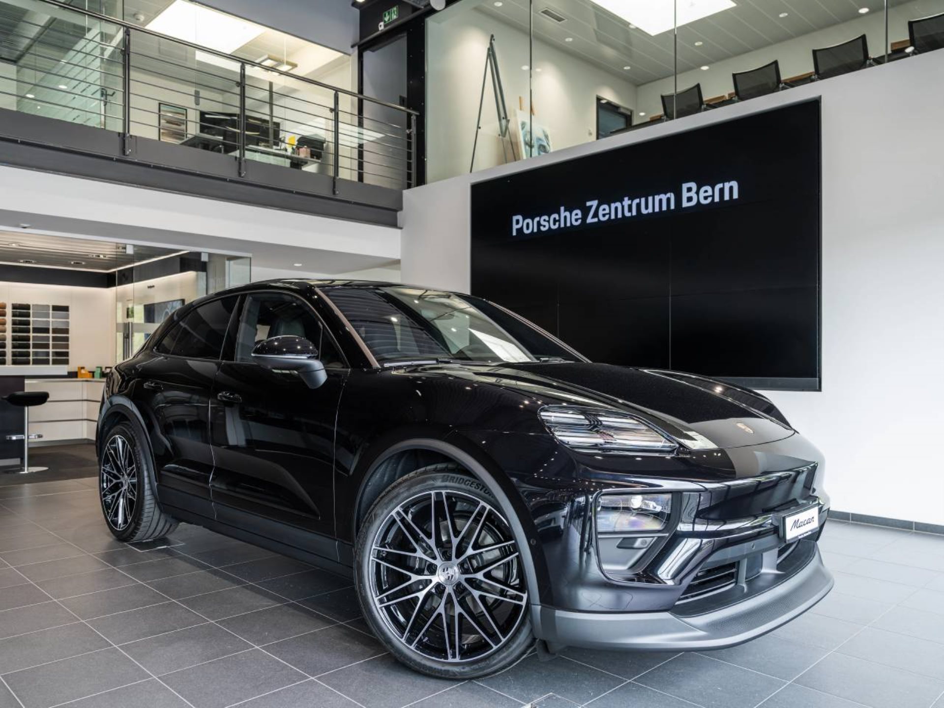 PORSCHE Macan-image-0