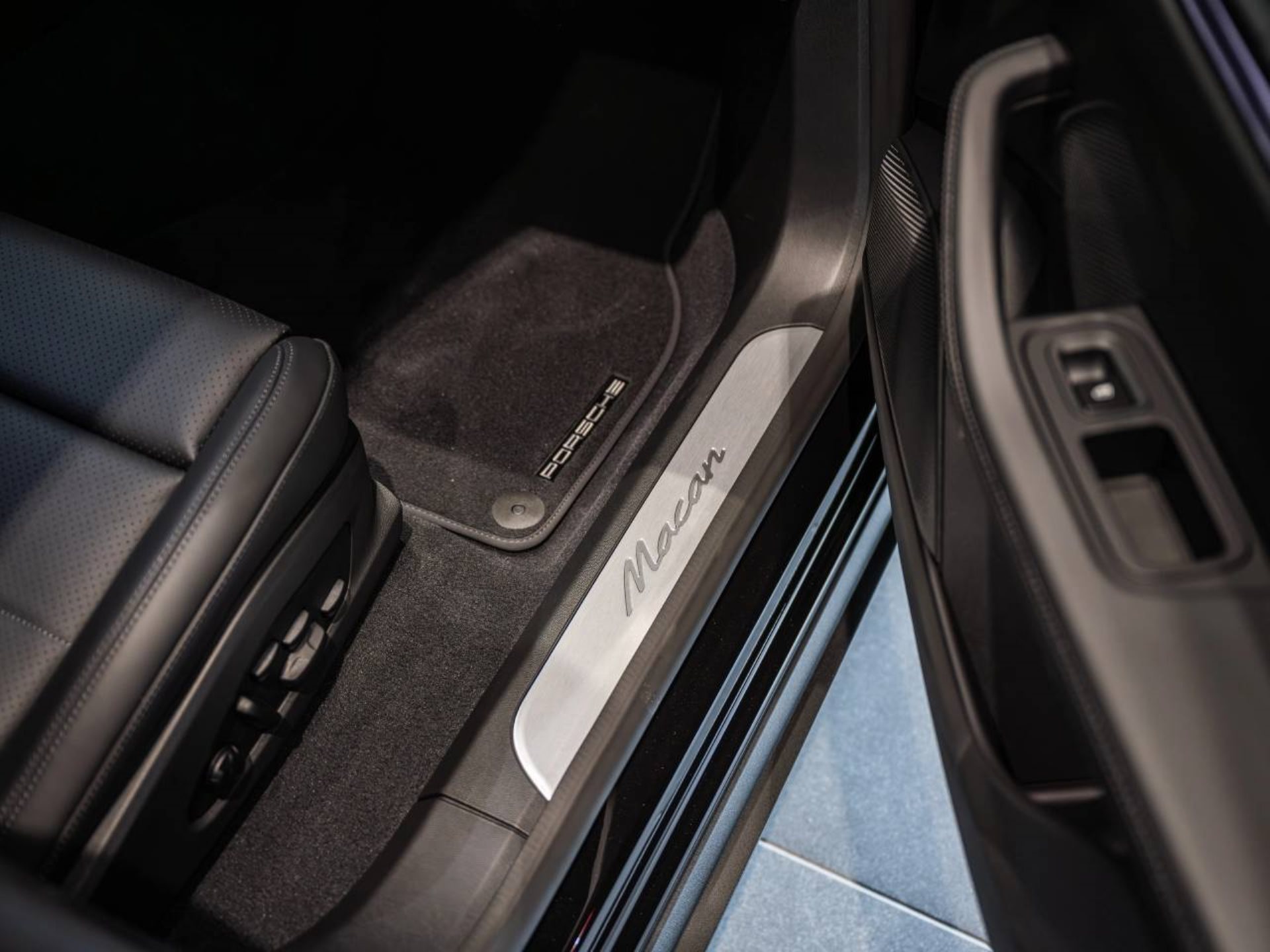 PORSCHE Macan-image-22