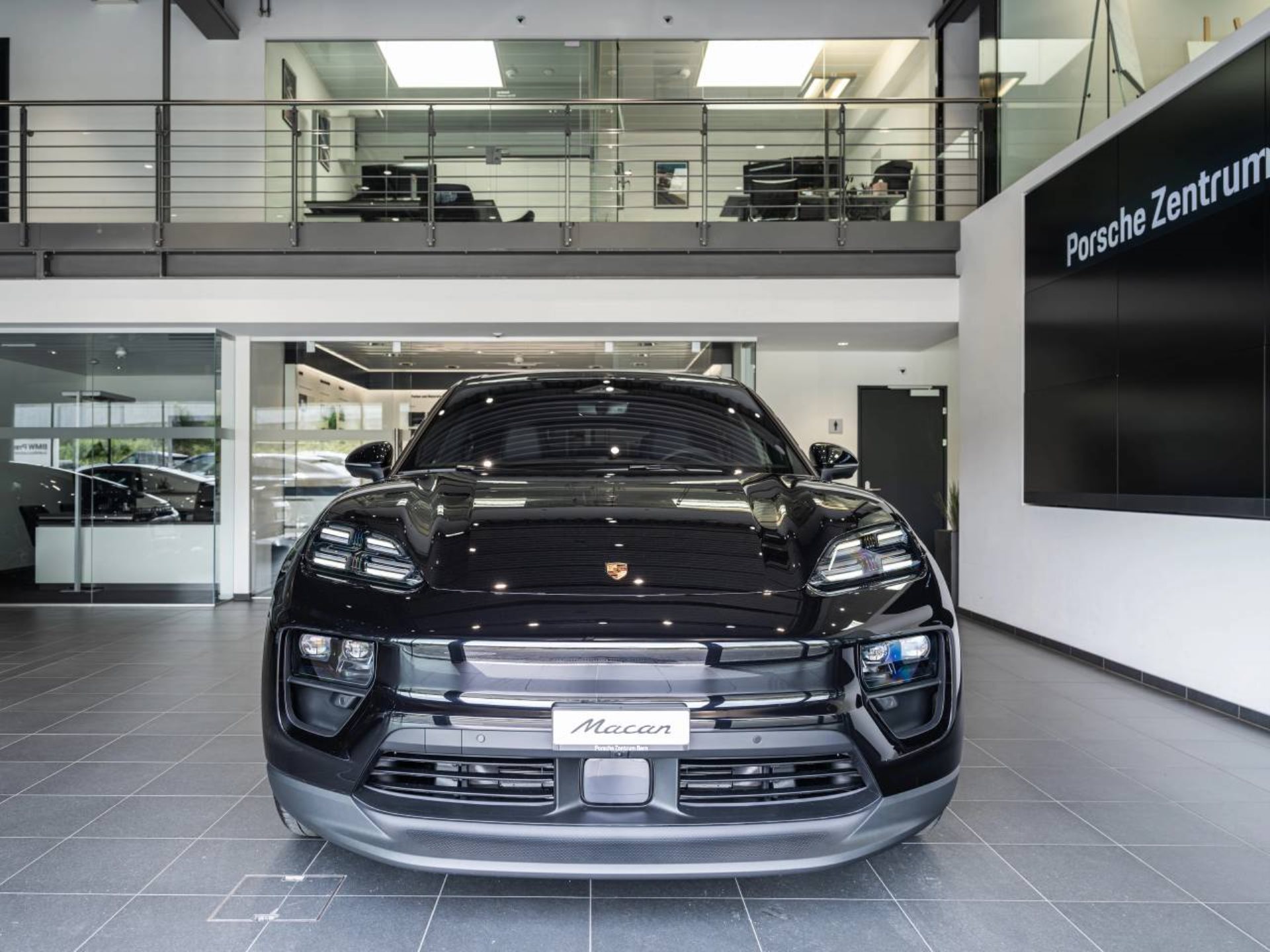PORSCHE Macan-image-9