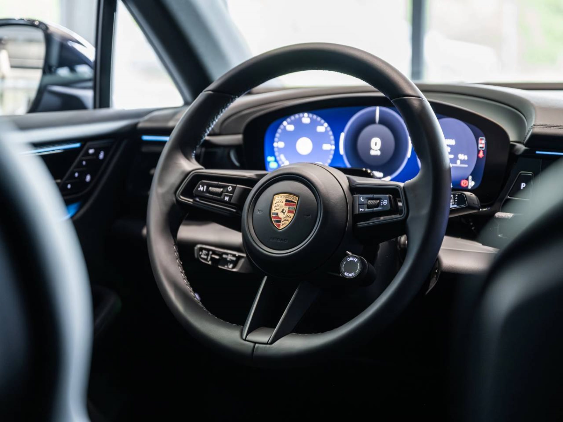 PORSCHE Macan-image-15