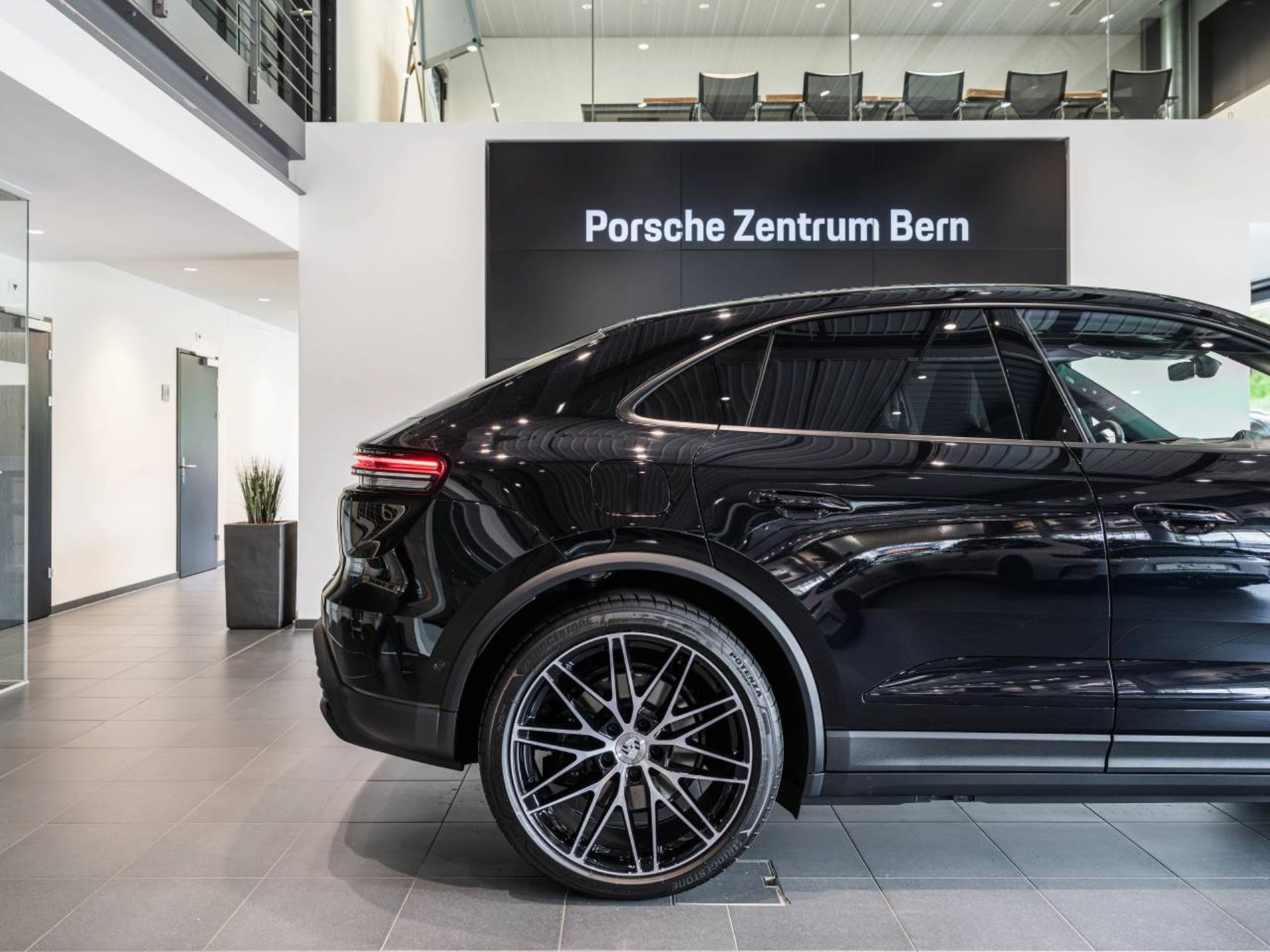 PORSCHE Macan-image-11