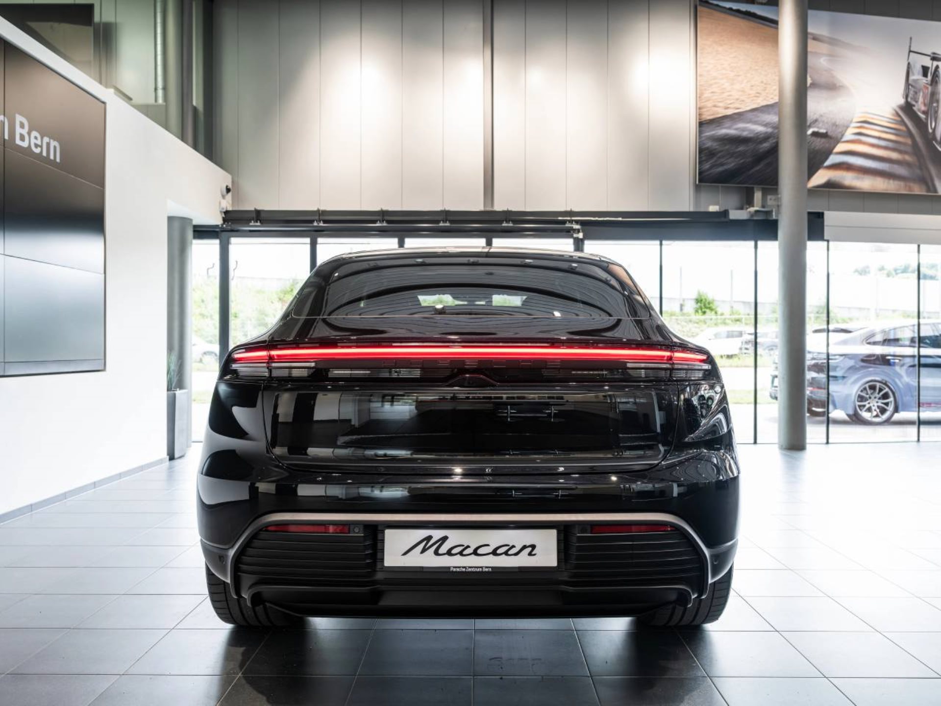 PORSCHE Macan-image-5