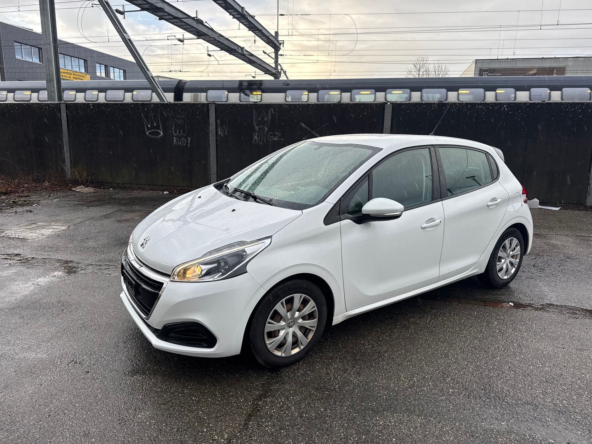PEUGEOT 208