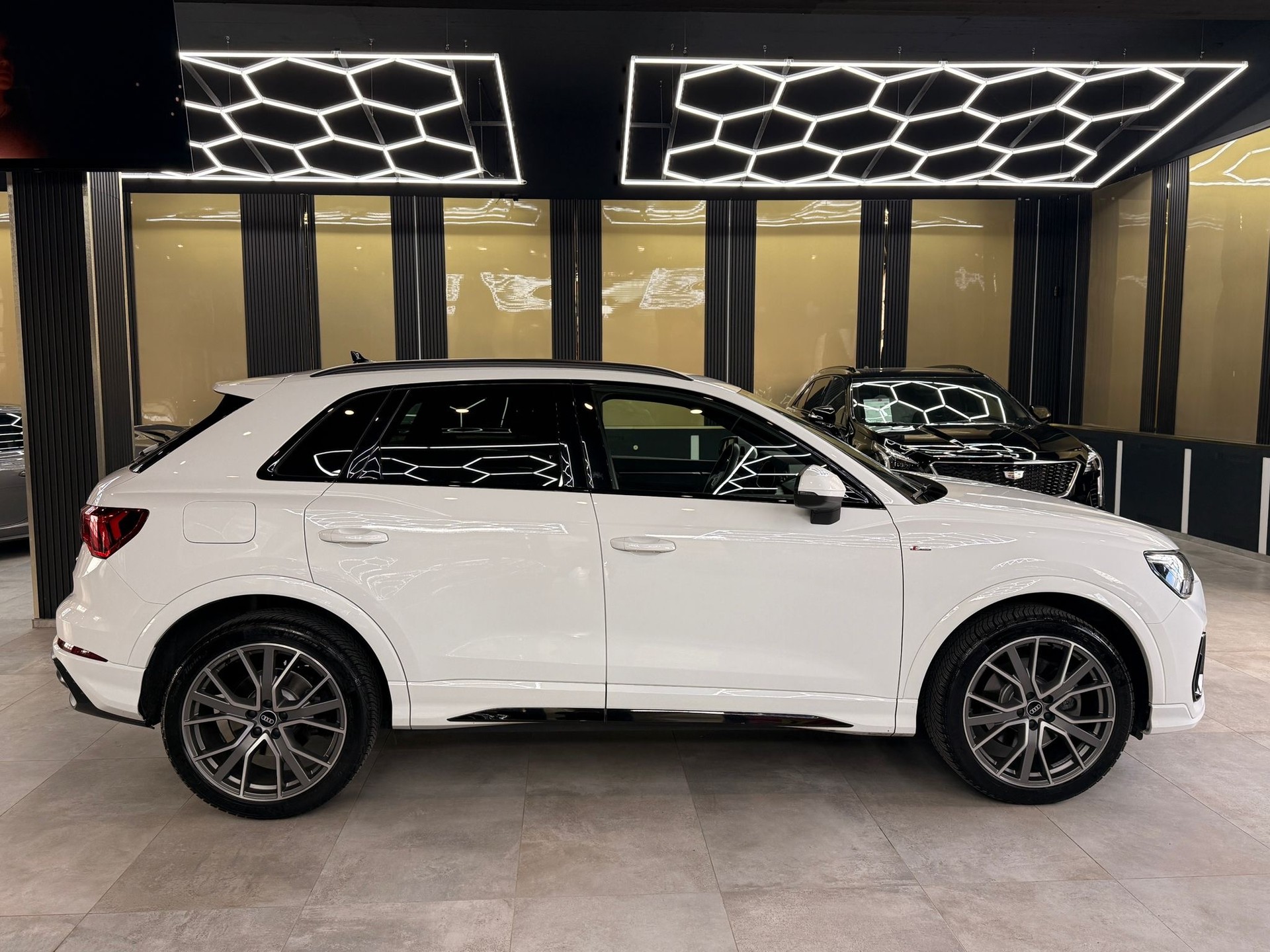 AUDI Q3 40 TDI S line Attraction quattro S-tronic-showroom-element-3