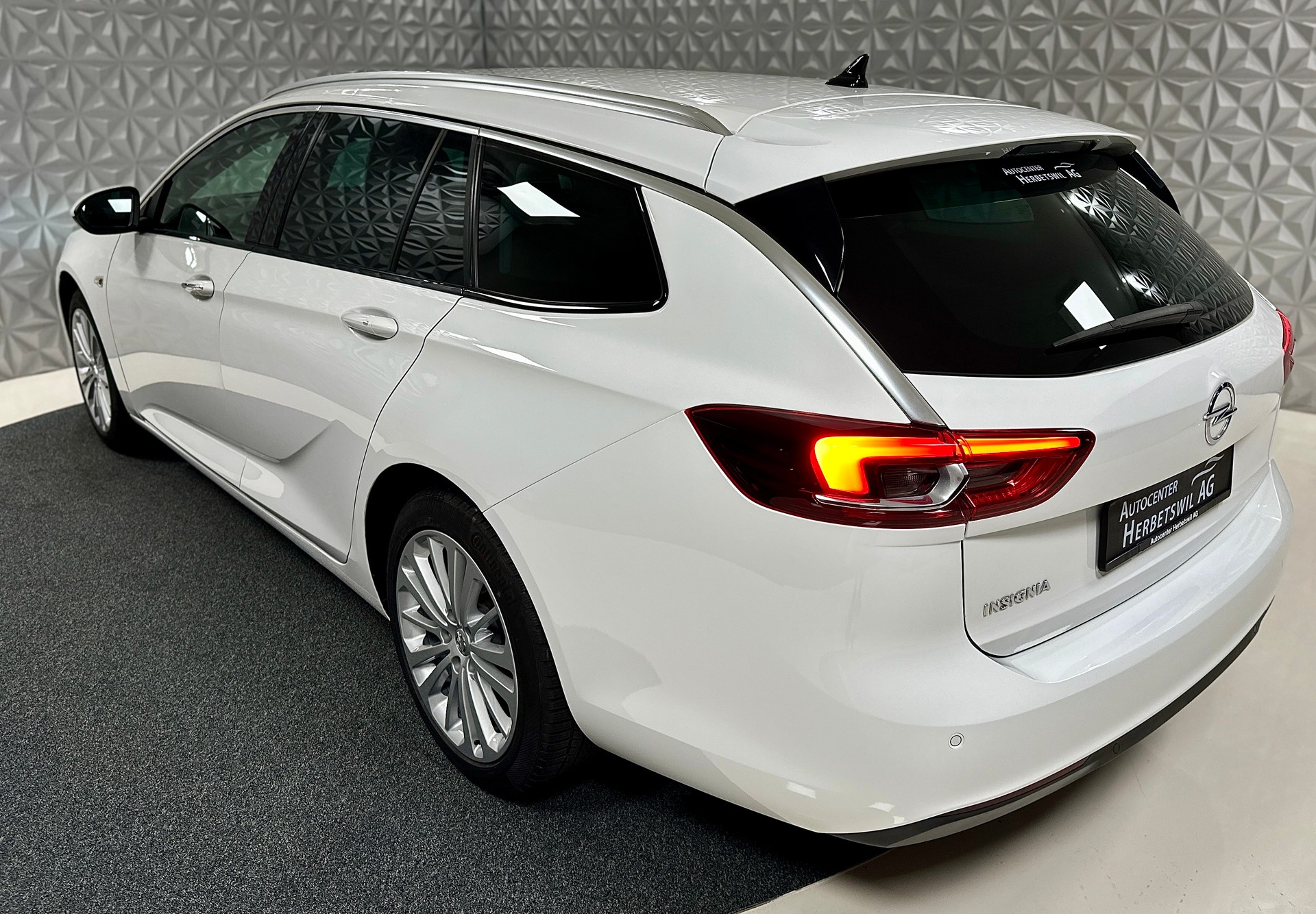 OPEL Insignia 1.6 CDTI Sports Tourer Edition Automatic-image-9
