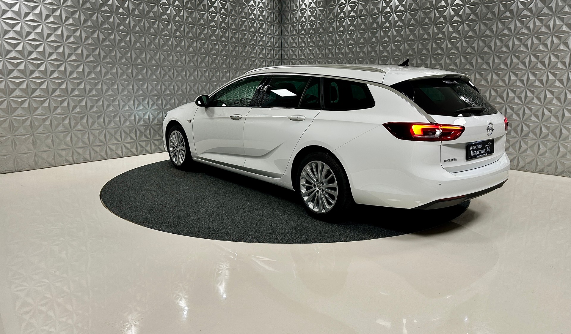 OPEL Insignia 1.6 CDTI Sports Tourer Edition Automatic-image-6