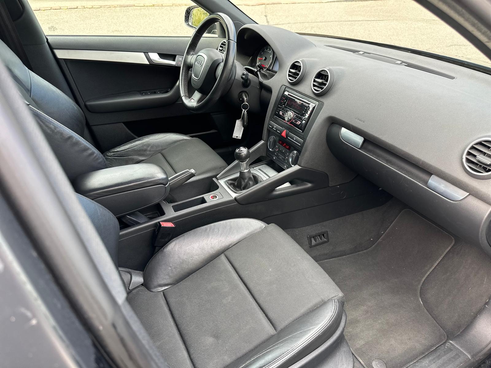 AUDI A3 Sportback 1.8 Turbo S-LINE-image-7