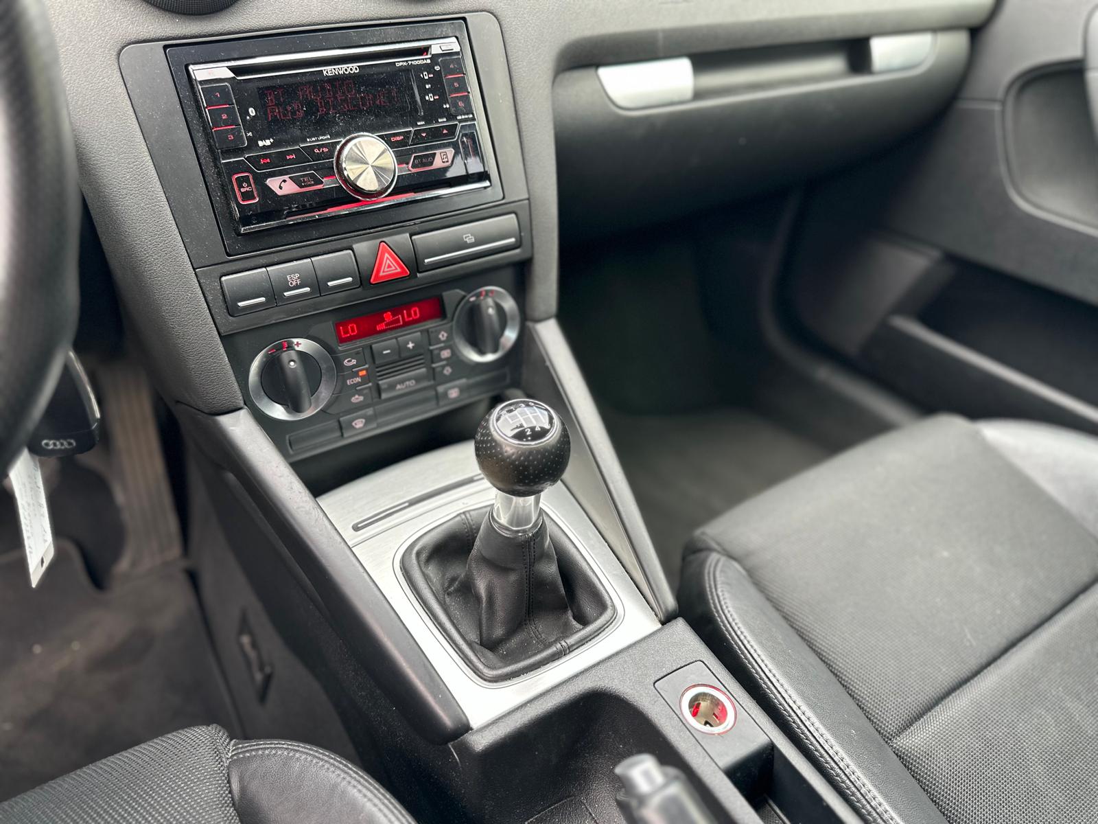 AUDI A3 Sportback 1.8 Turbo S-LINE-image-11