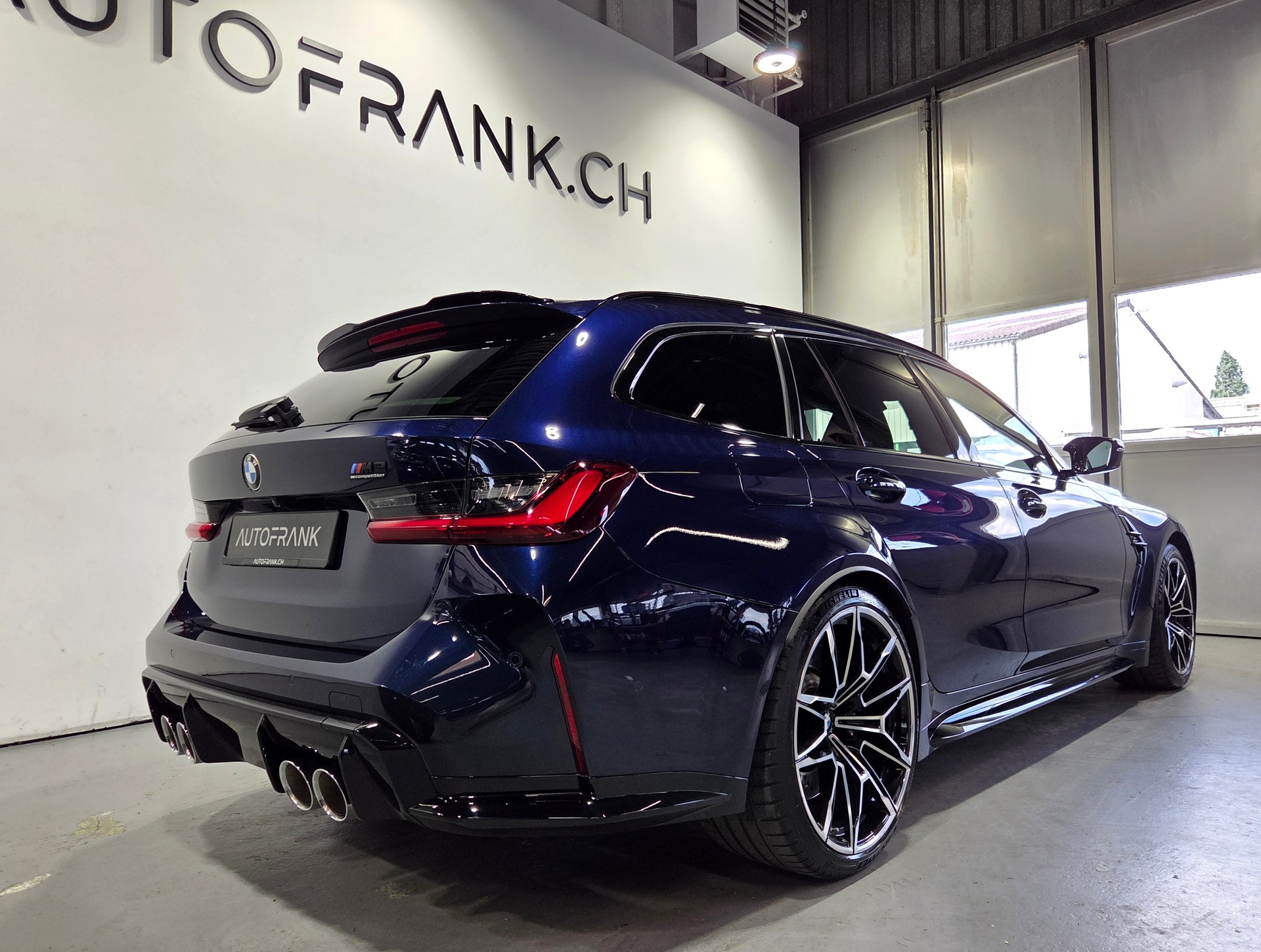 BMW M3 Competition xDrive Touring-showroom-element-2