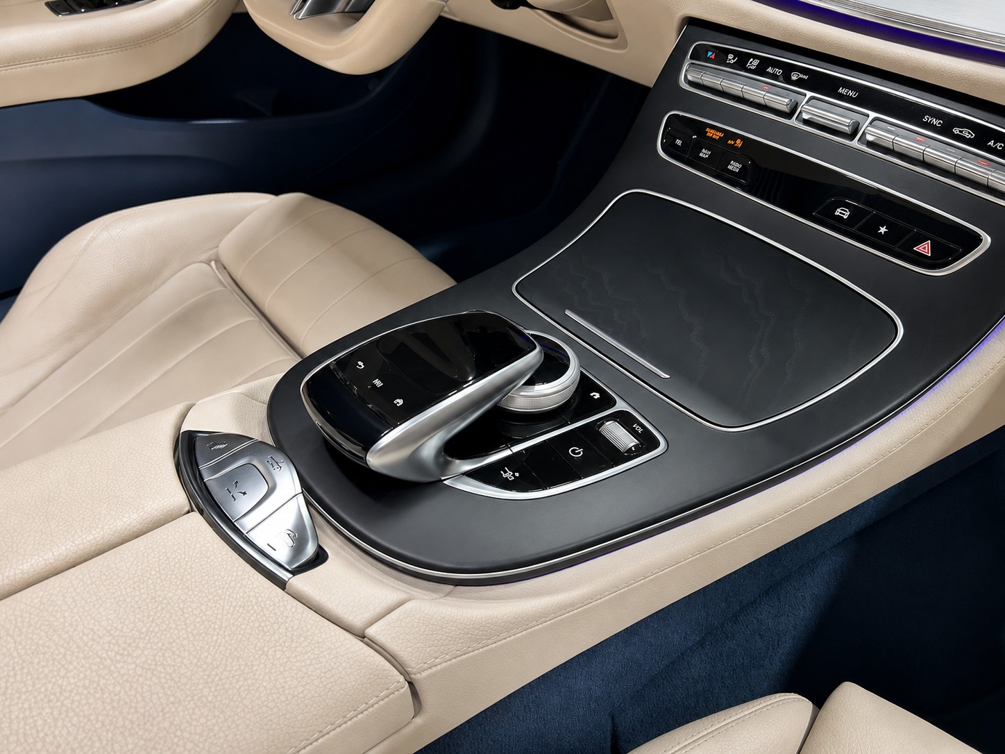 MERCEDES-BENZ E 200 AMG Line Cabriolet-image-12