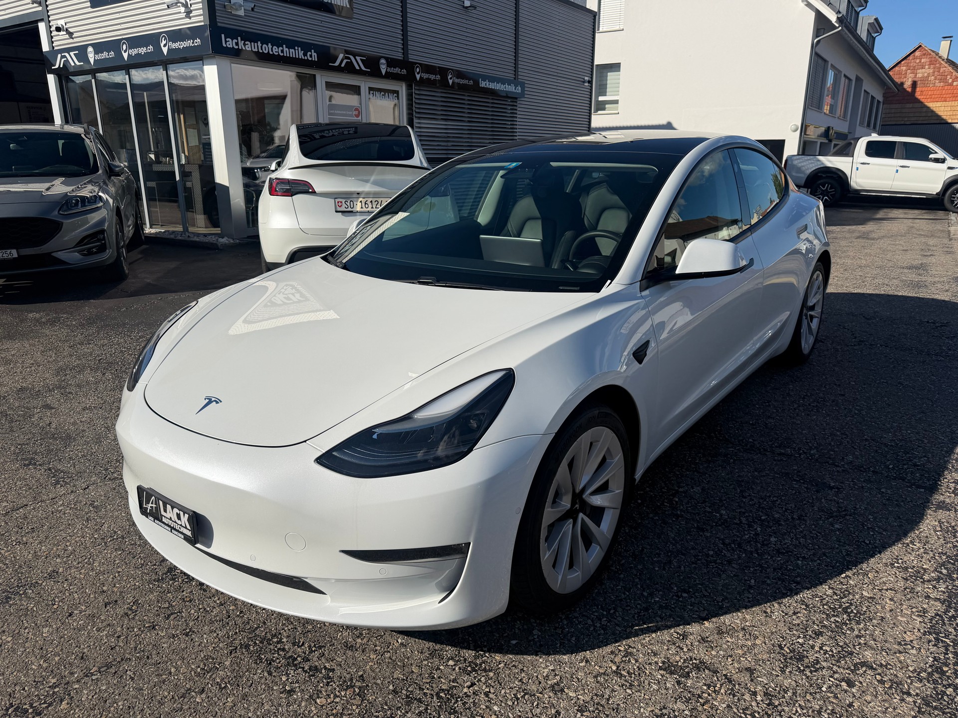 TESLA Model 3 Long Range Dual Motor AWD-showroom-element-2