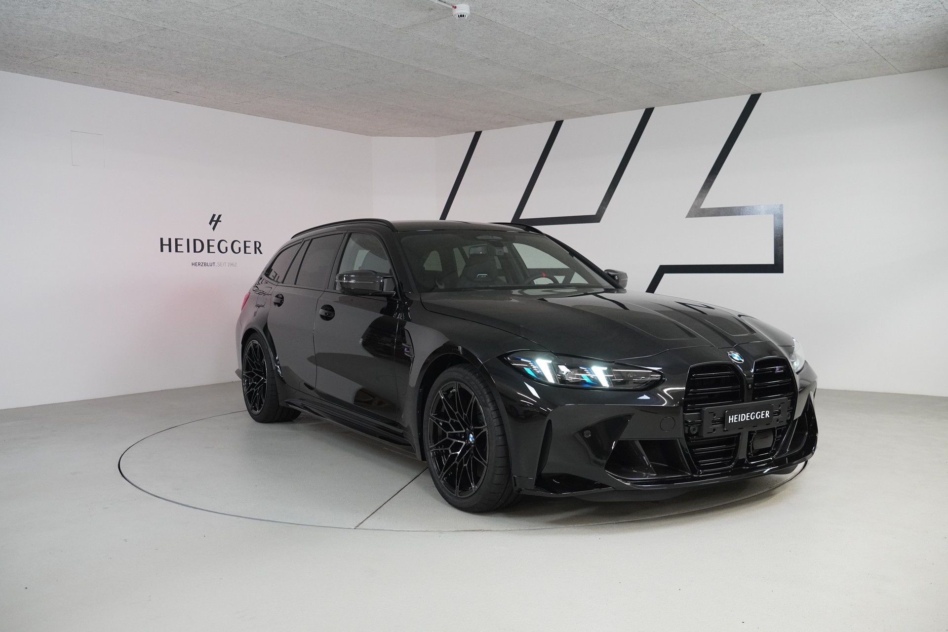 BMW M3 Touring xDrive Competition M-showroom-element-2