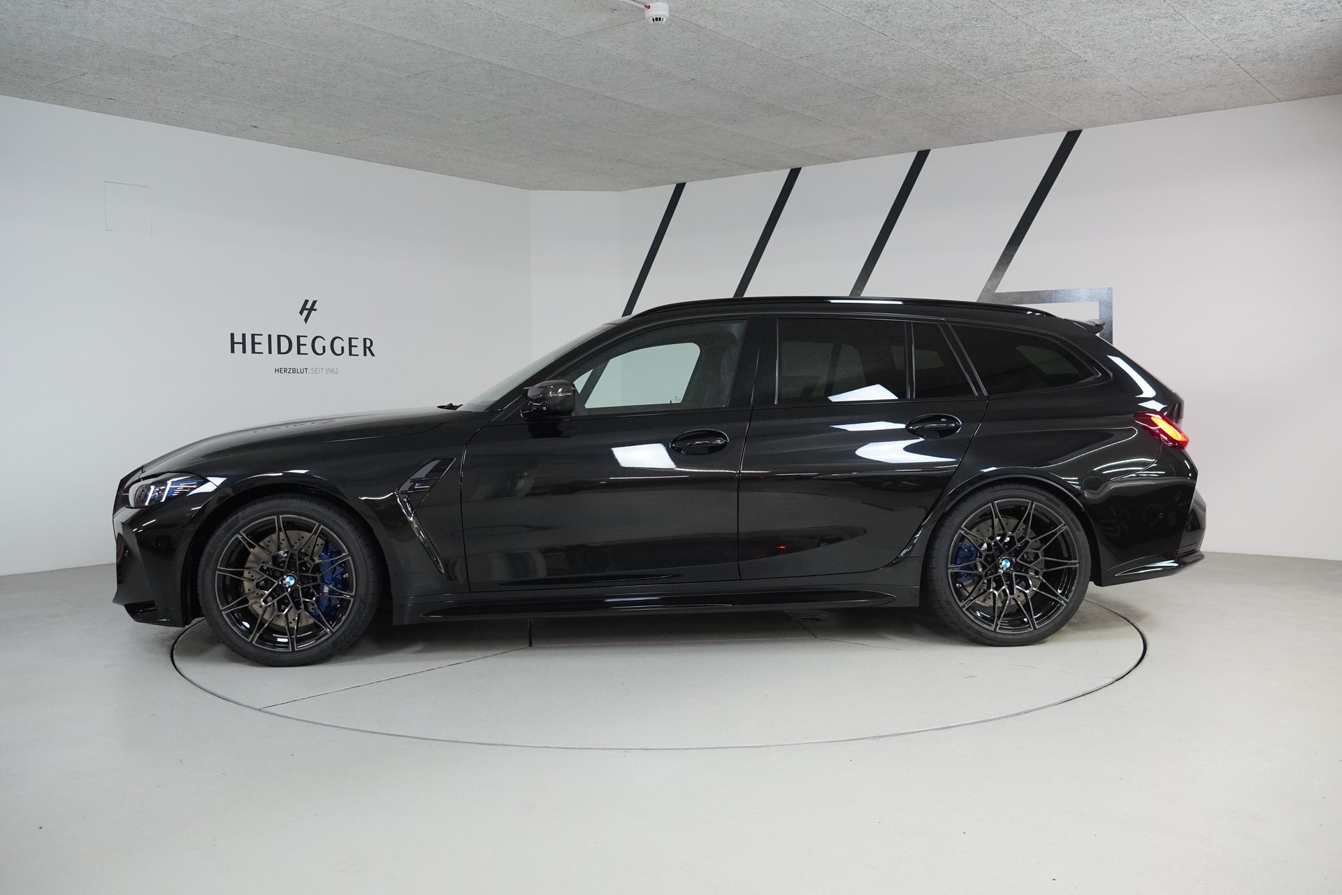 BMW M3 Touring xDrive Competition M-showroom-element-3