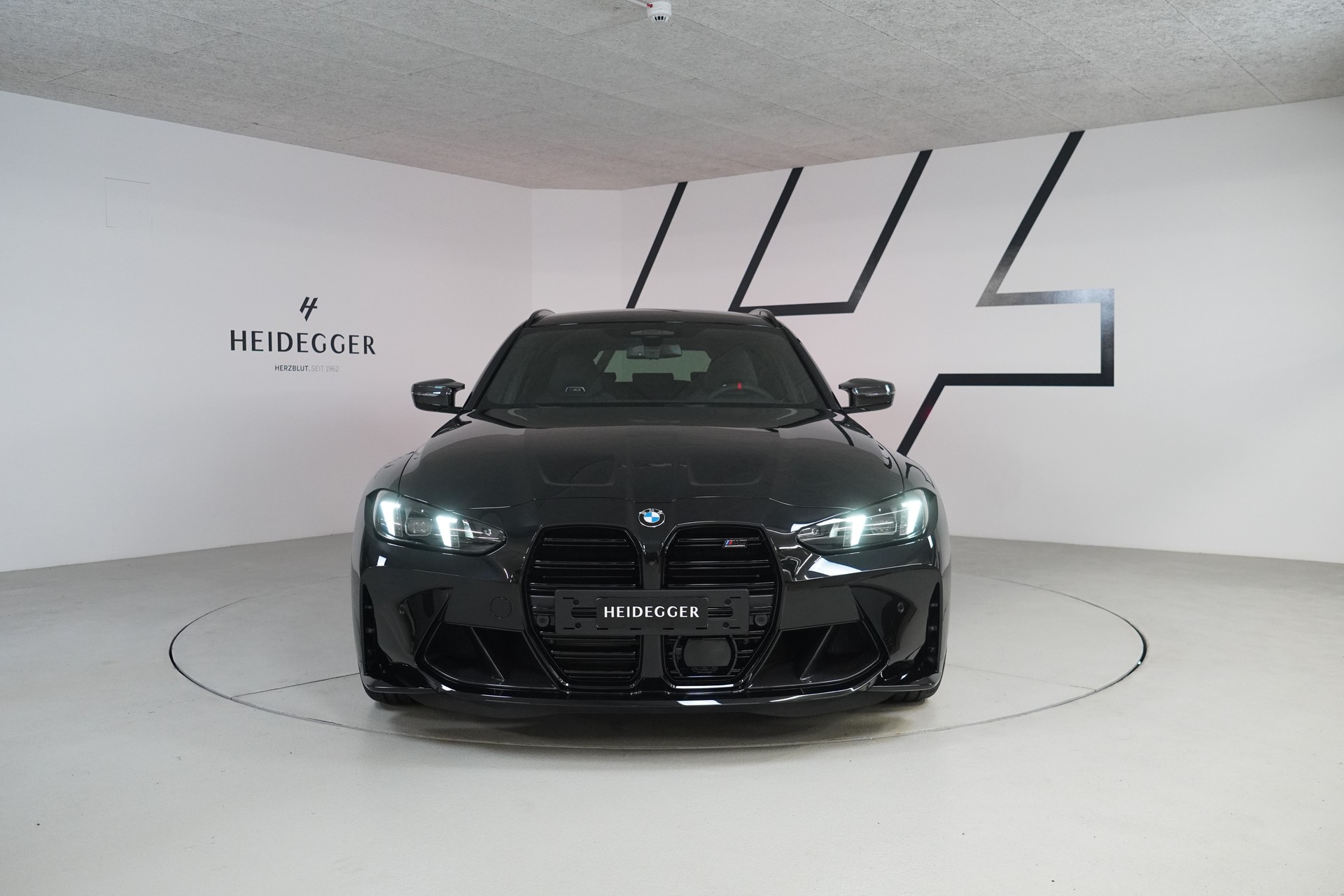 BMW M3 Touring xDrive Competition M-showroom-element-1