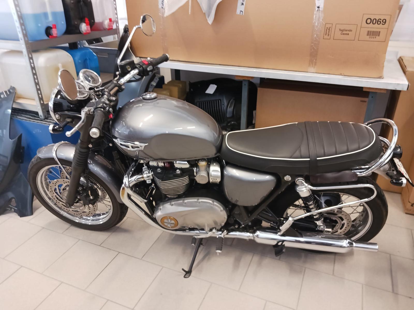 TRIUMPH Bonneville T120 ABS-image-9