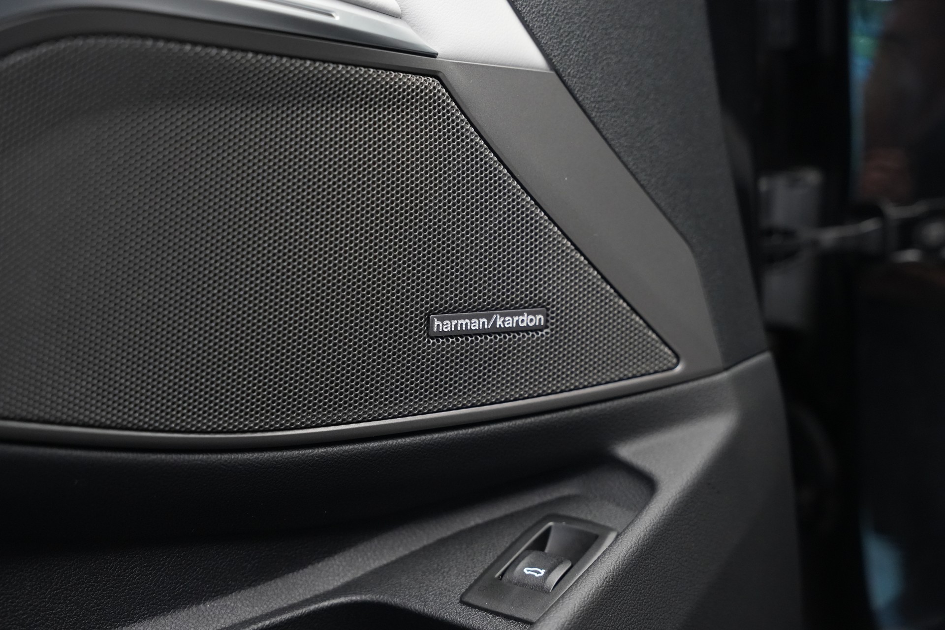 BMW M3 Competition M xDrive *Keramik* *Carbon* *CH-Fahrzeug*-image-24