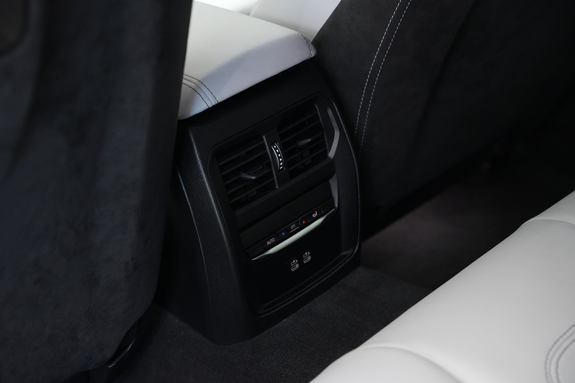 BMW M3 Competition M xDrive *Keramik* *Carbon* *CH-Fahrzeug*-image-35