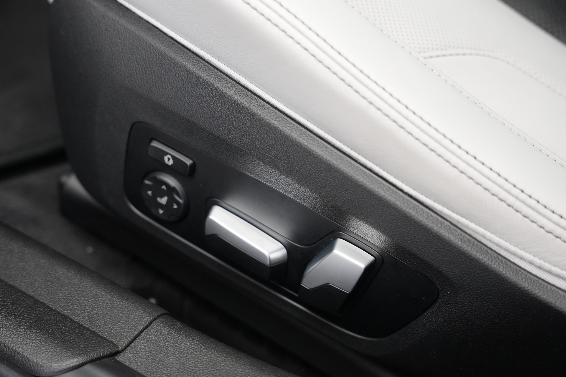BMW M3 Competition M xDrive *Keramik* *Carbon* *CH-Fahrzeug*-image-26