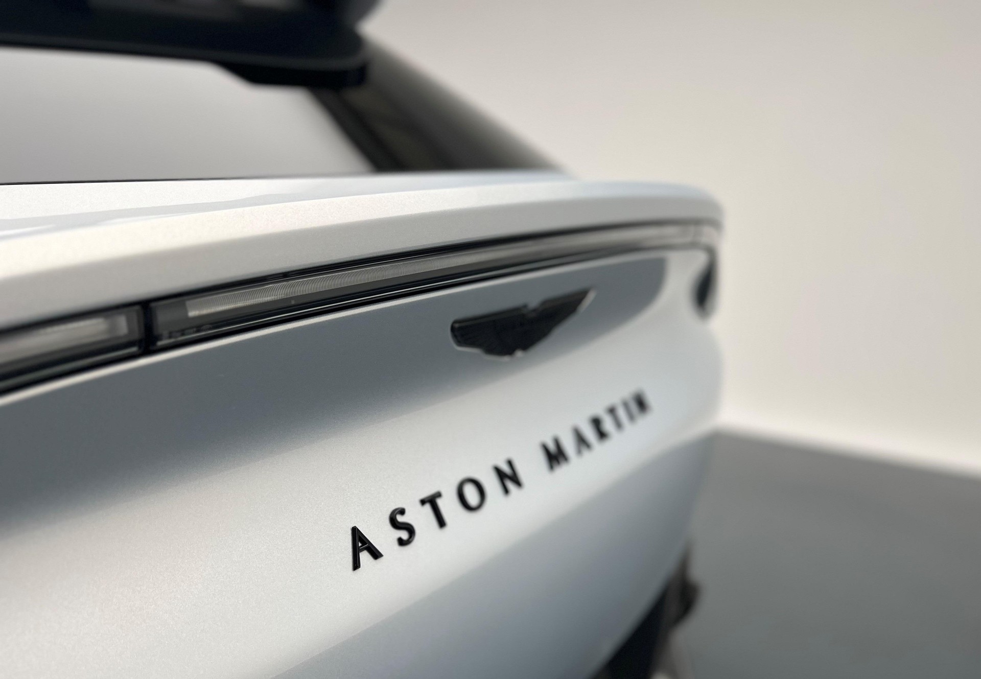 ASTON MARTIN DBX 707 4.0 V8 Bi-Turbo-image-24