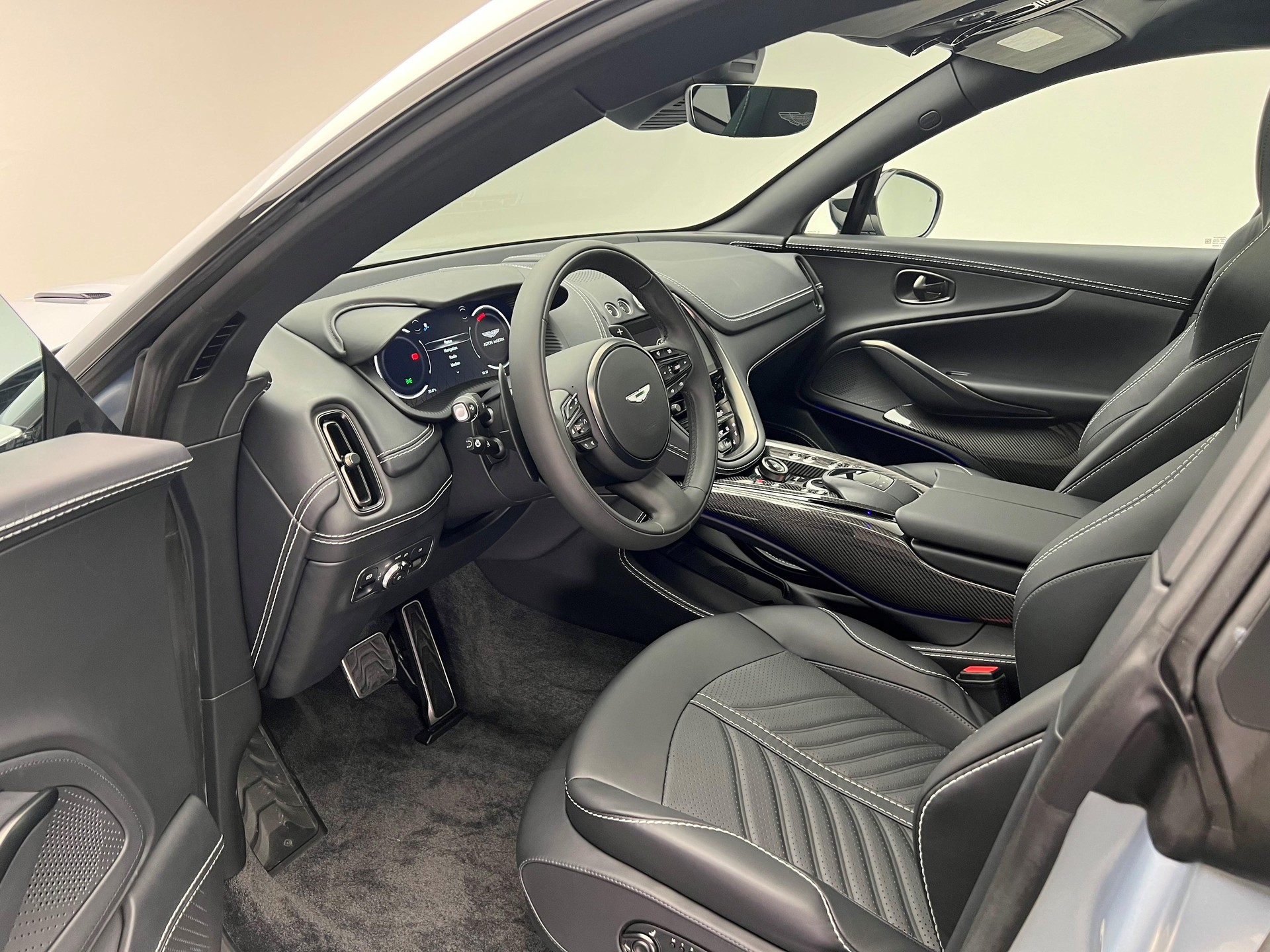 ASTON MARTIN DBX 707 4.0 V8 Bi-Turbo-showroom-element-3