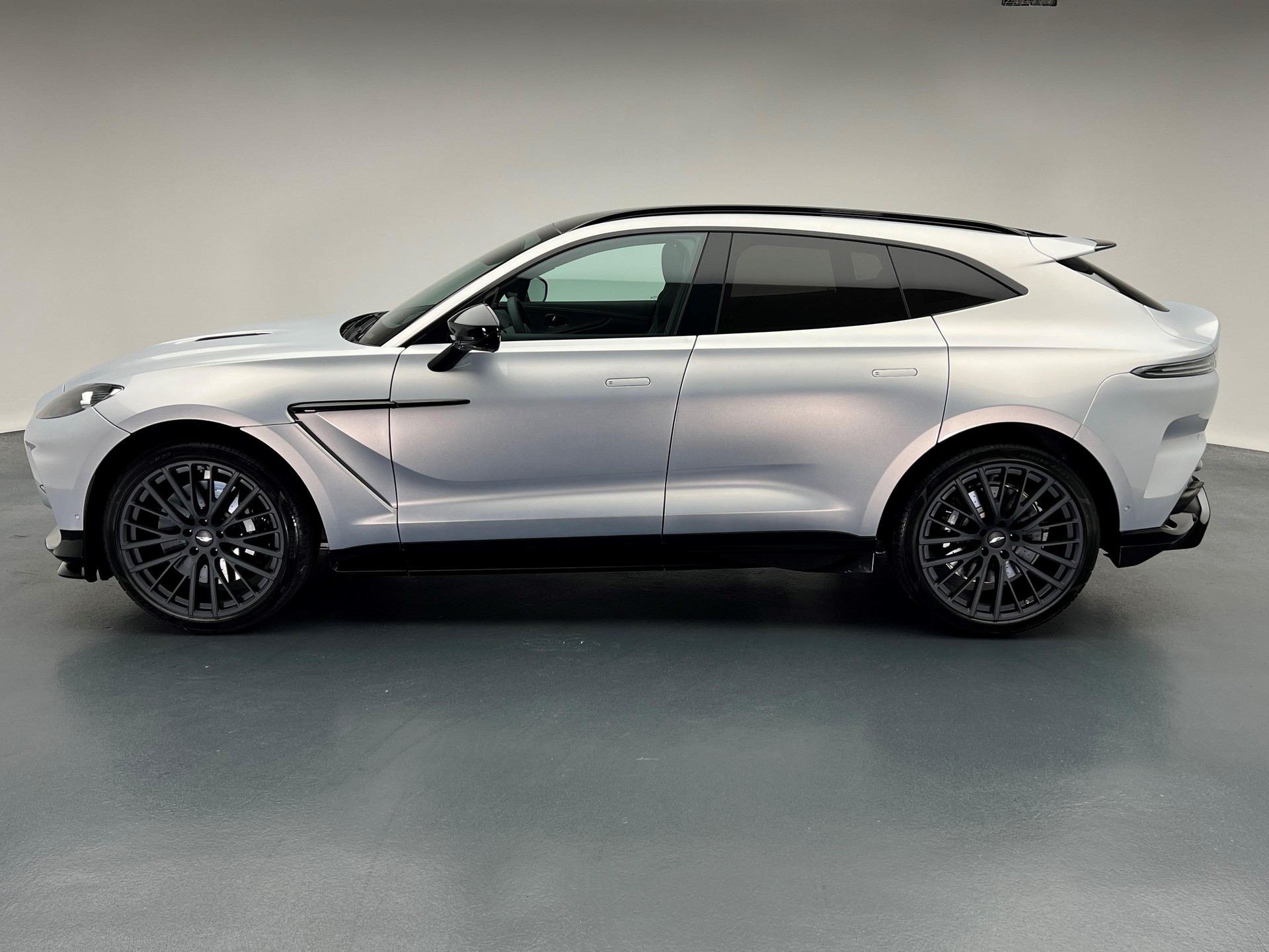 ASTON MARTIN DBX 707 4.0 V8 Bi-Turbo-showroom-element-1