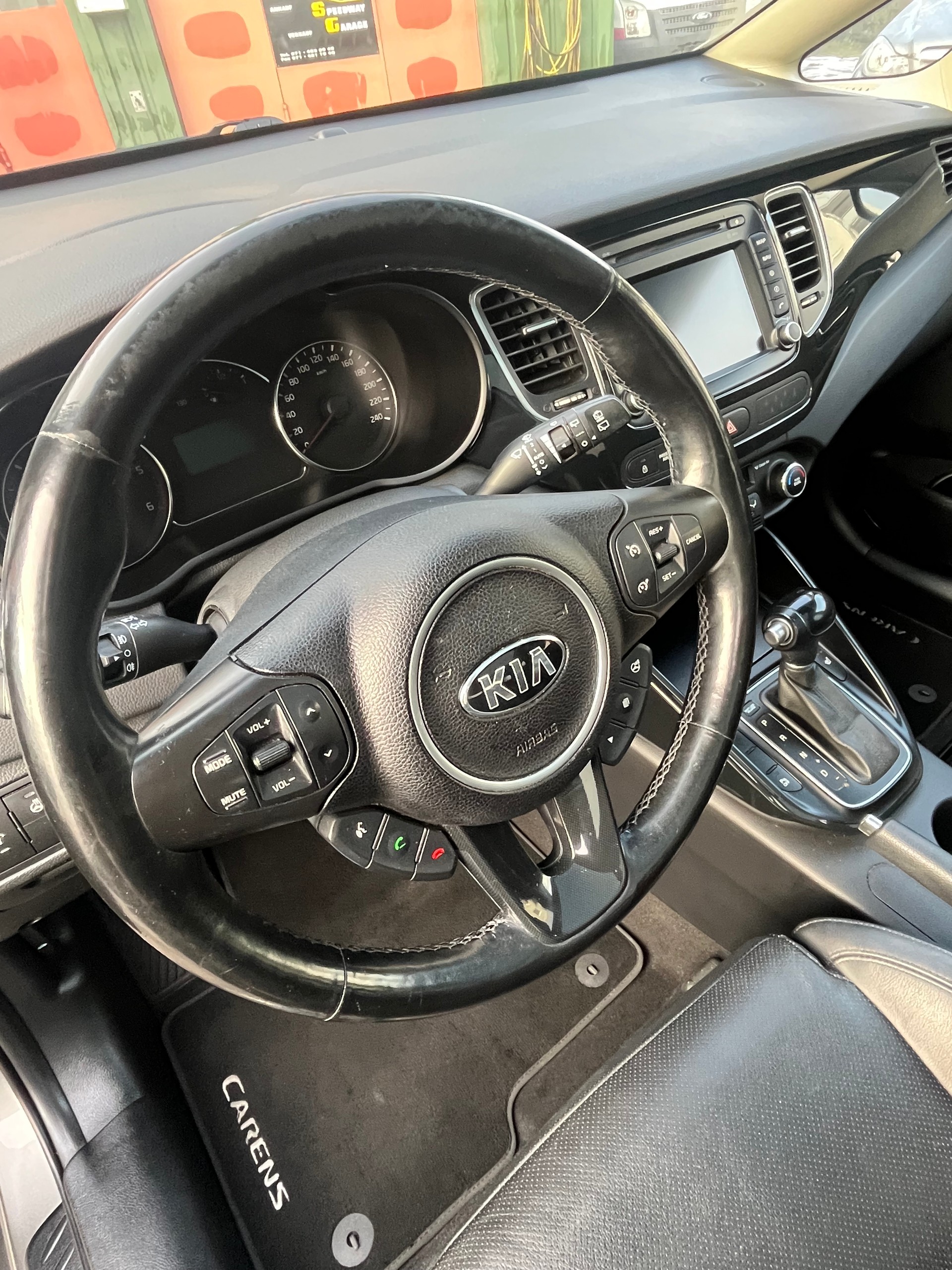 KIA Carens 1.7 CRDi Swiss Eco Edition DCT-image-4