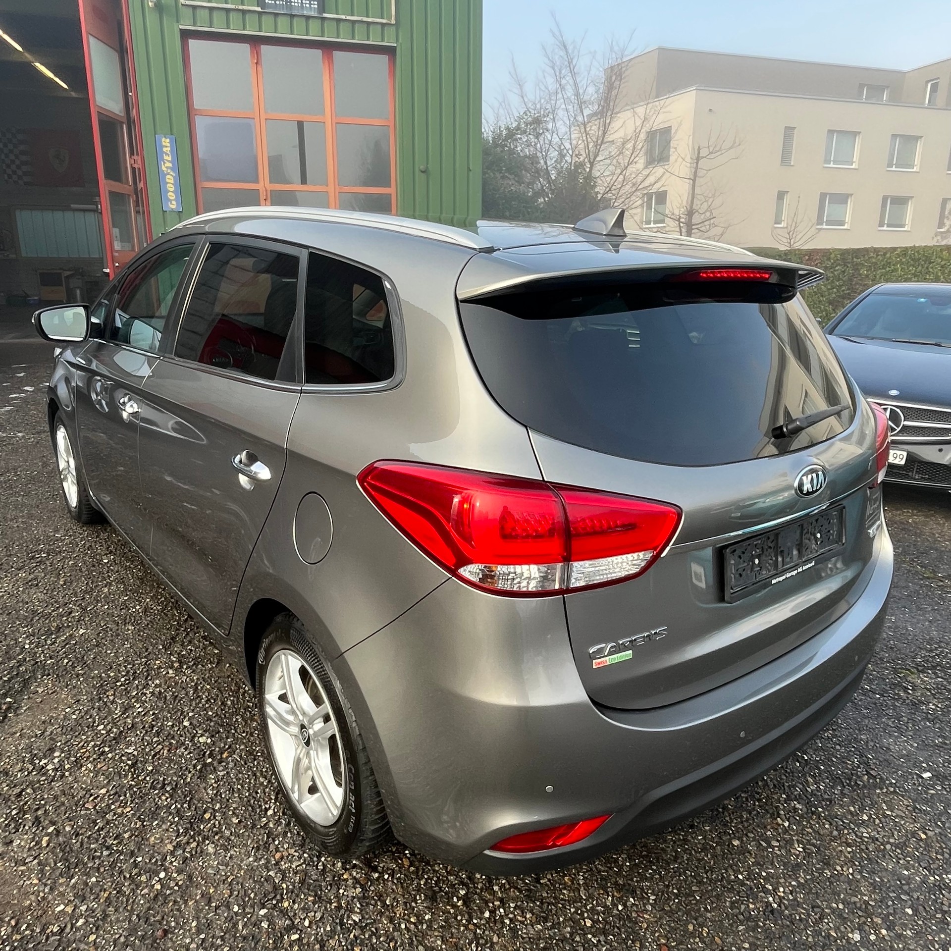 KIA Carens 1.7 CRDi Swiss Eco Edition DCT-image-1