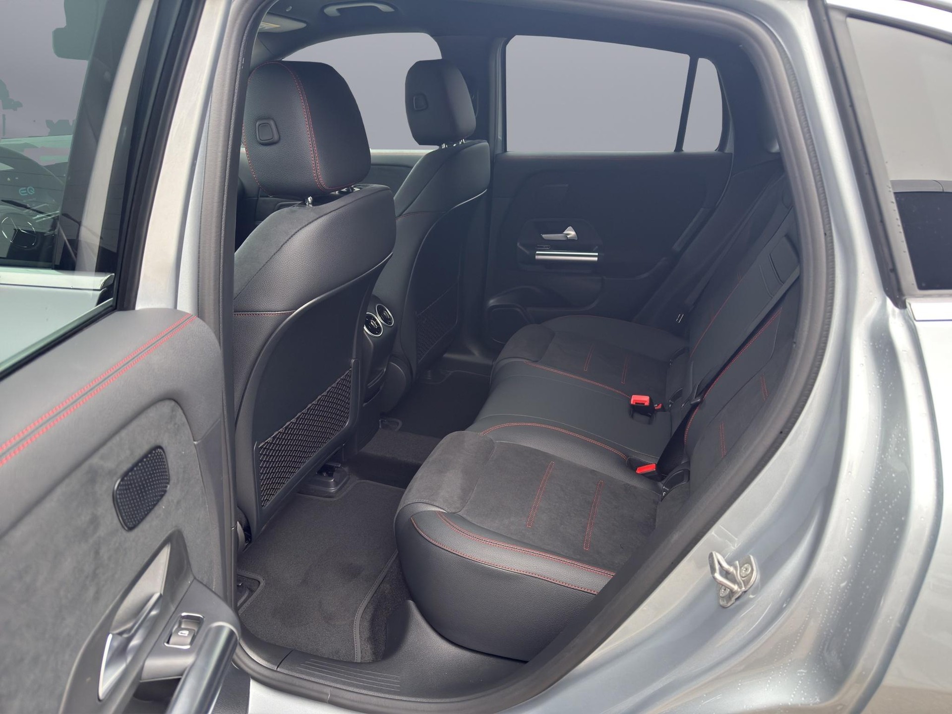 MERCEDES-BENZ EQA 300 AMG Line 4matic-image-13