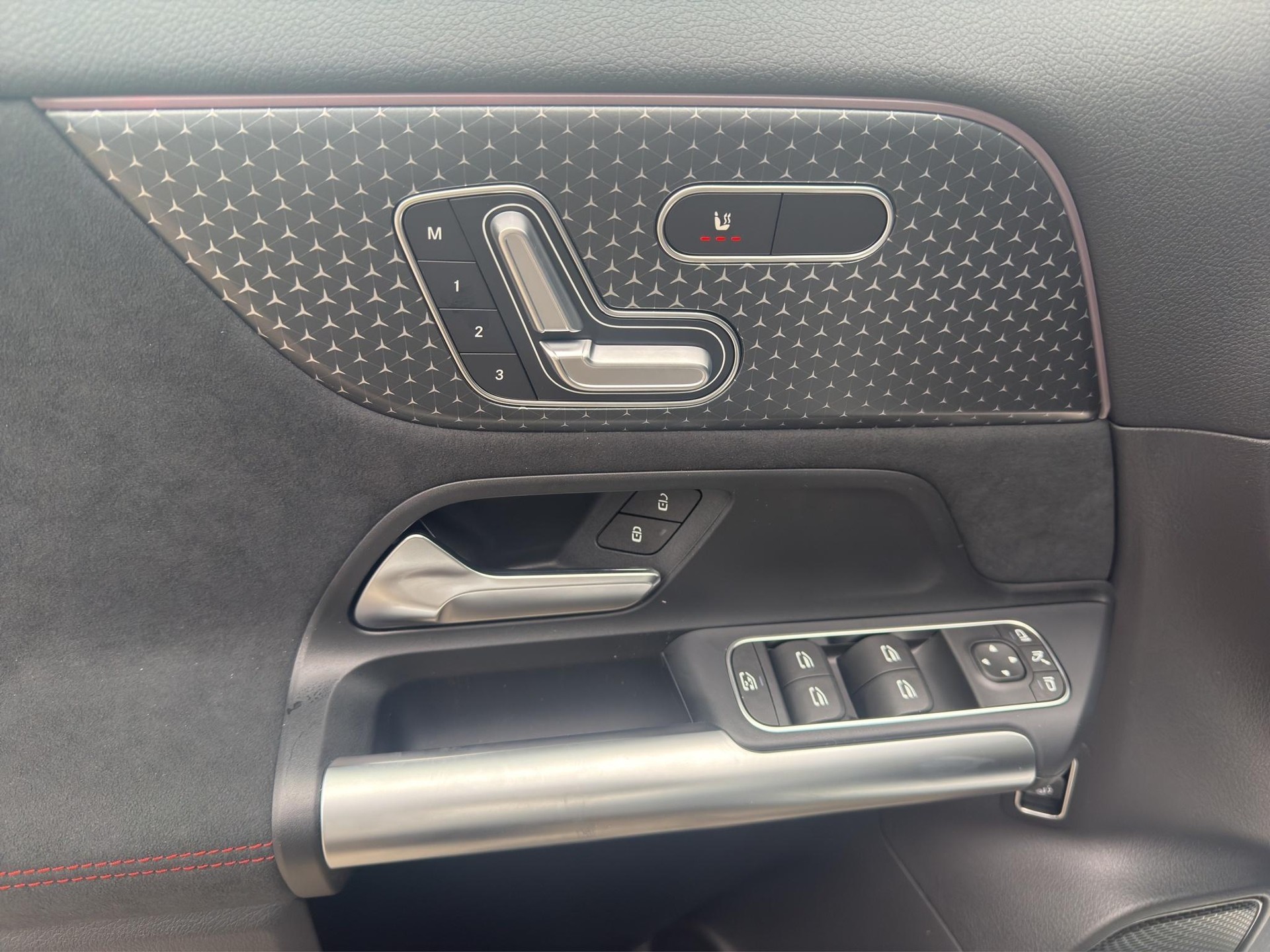 MERCEDES-BENZ EQA 300 AMG Line 4matic-image-17