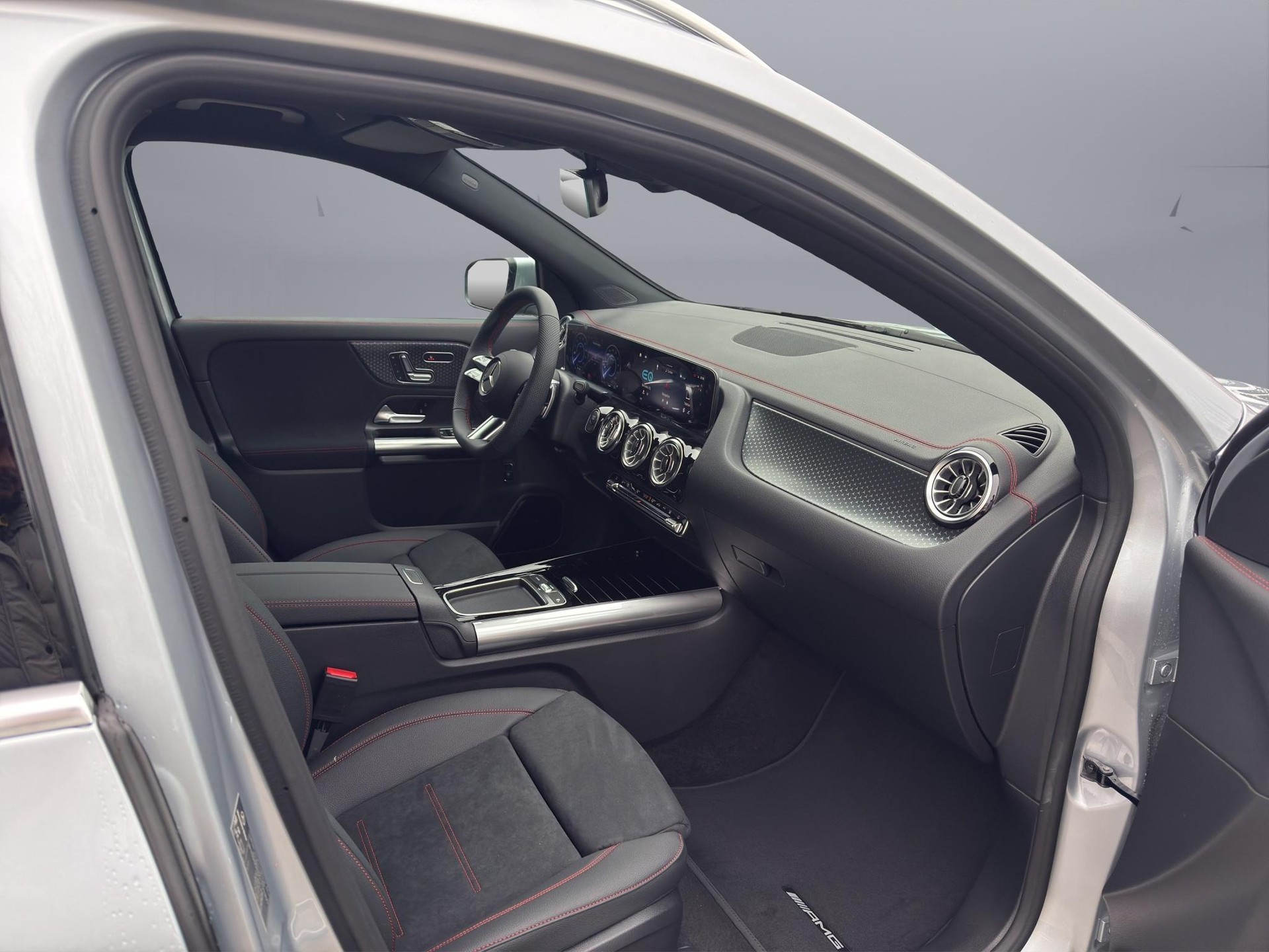 MERCEDES-BENZ EQA 300 AMG Line 4matic-image-14
